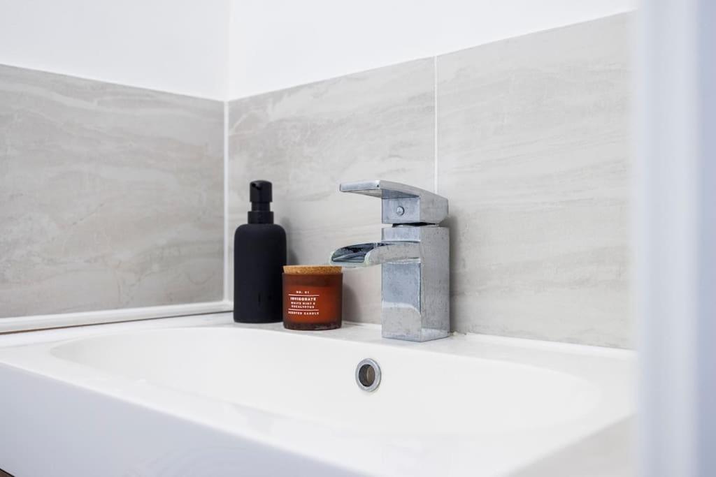 Stylish 3-bed East Contractors Parking Sleeps 5 Near Excel Londra