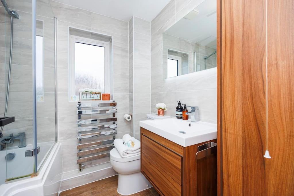 Stylish 3-bed East Contractors Parking Sleeps 5 Near Excel Appartamento Londra