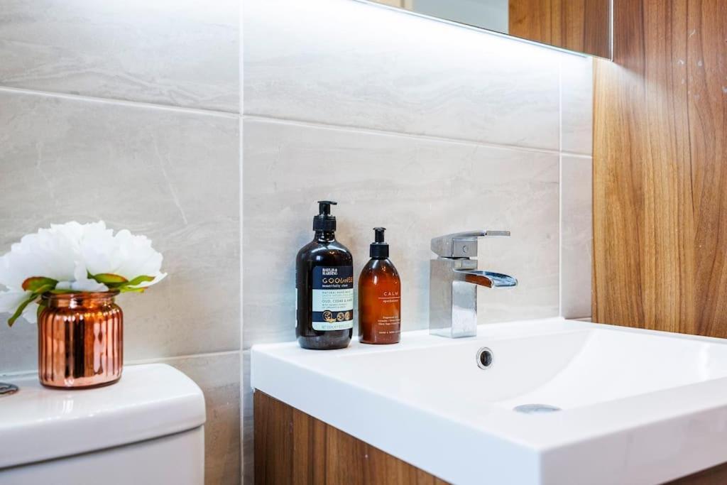 Stylish 3-bed East Contractors Parking Sleeps 5 Near Excel Appartamento *