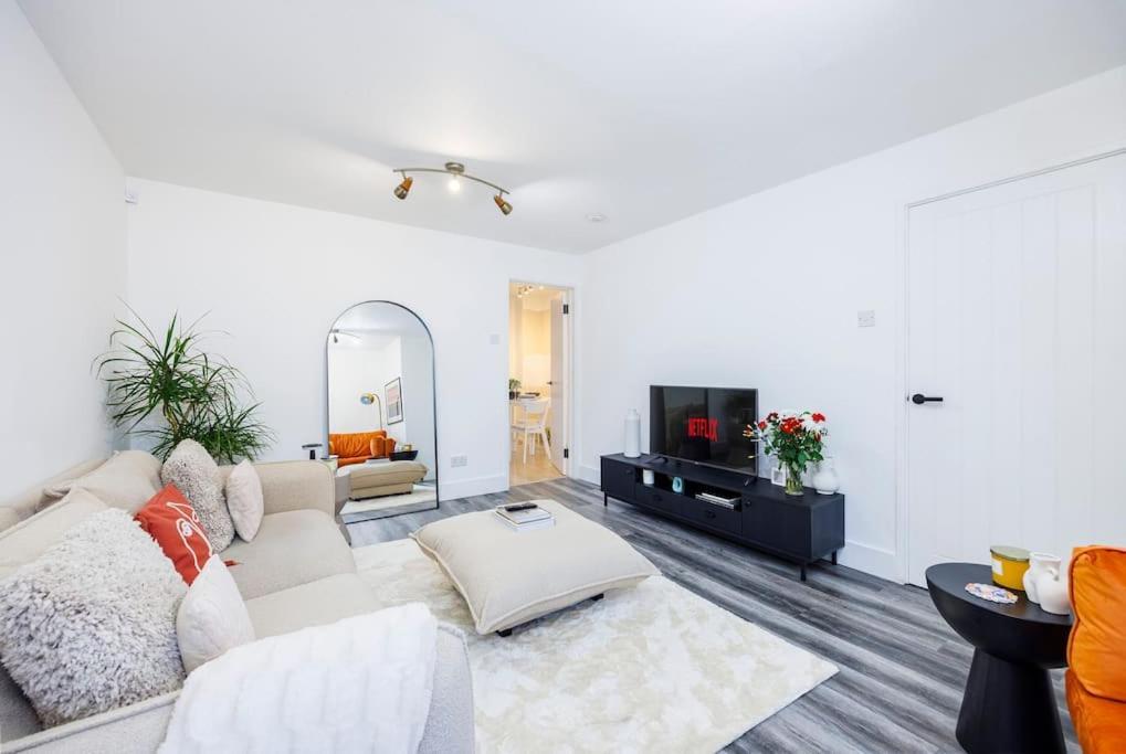 Stylish 3-bed East Contractors Parking Sleeps 5 Near Excel * Londra