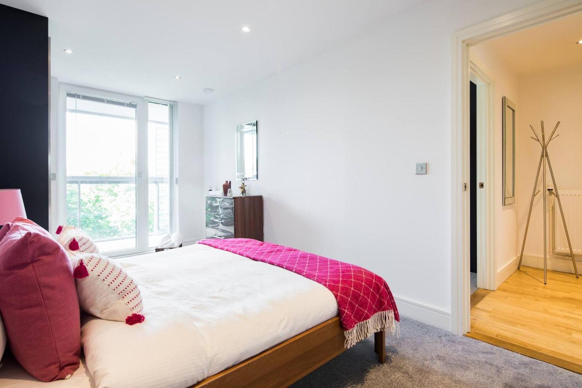 Wild Roses Serviced - Greenwich Apartment *