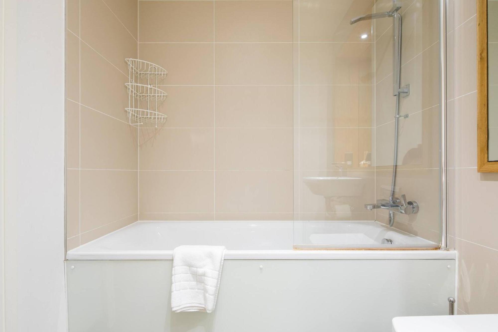Wild Roses Serviced - Greenwich Apartment London