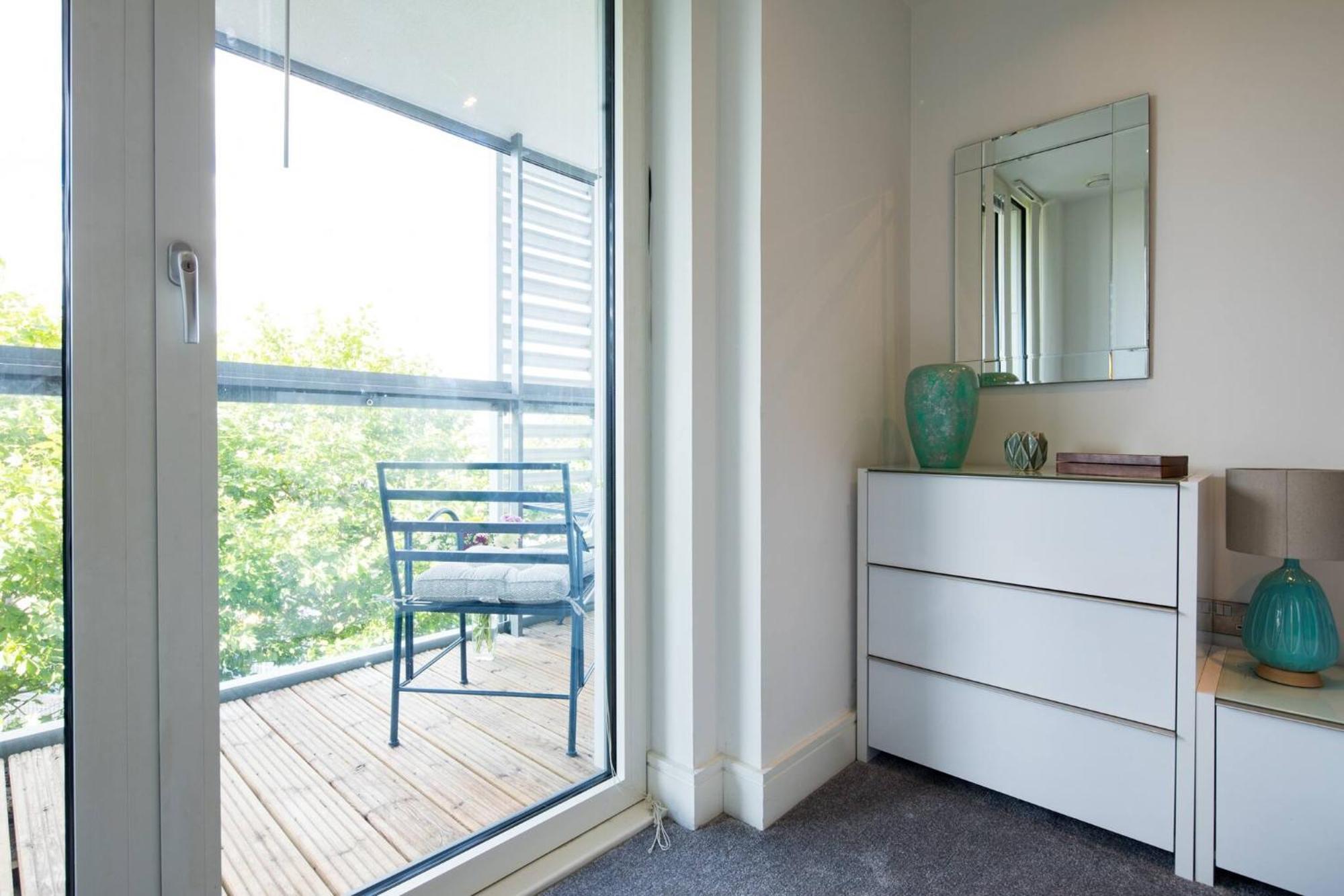 Wild Roses Serviced - Greenwich Apartment