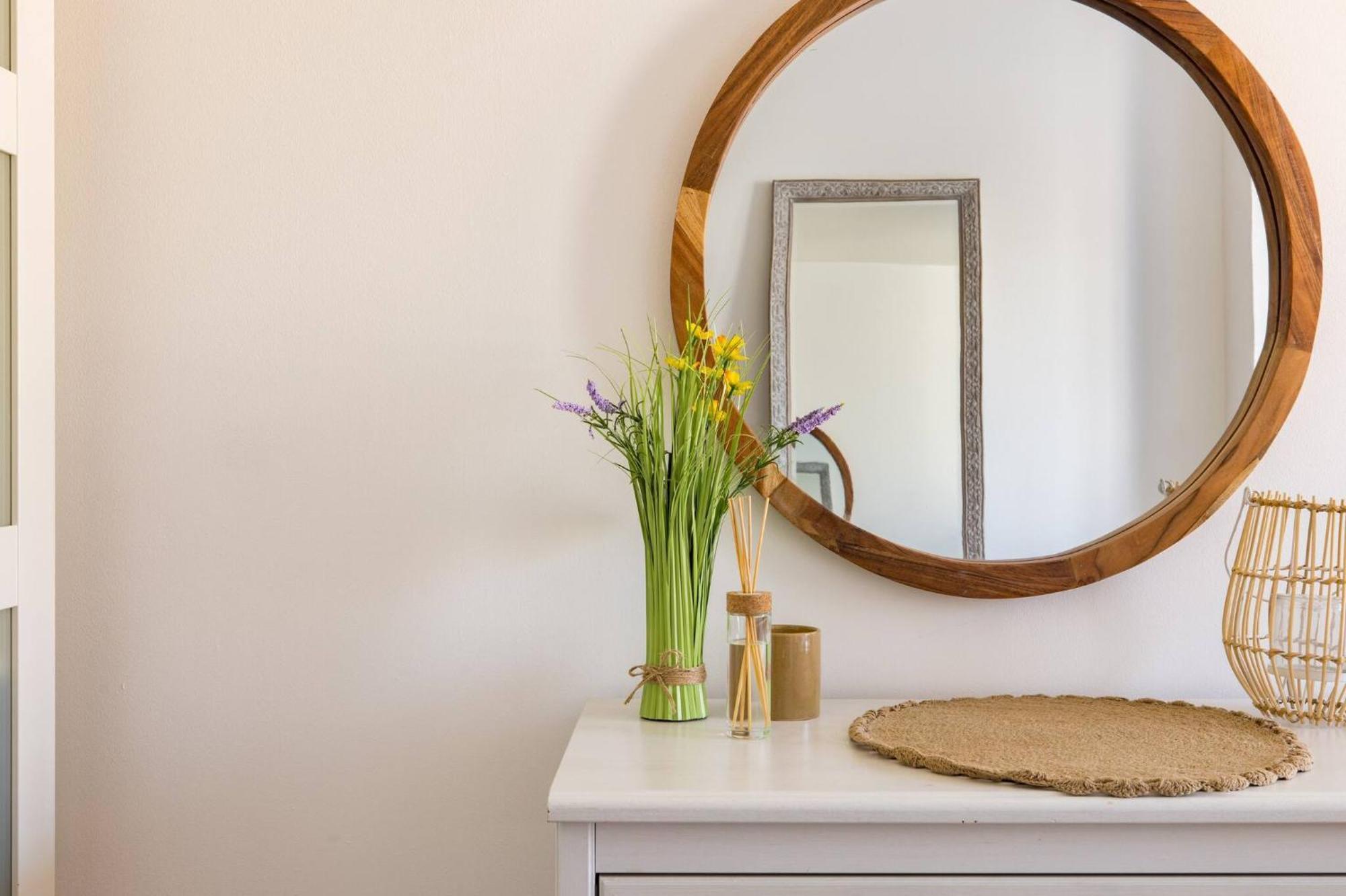 Wild Roses Service - East India Apartment