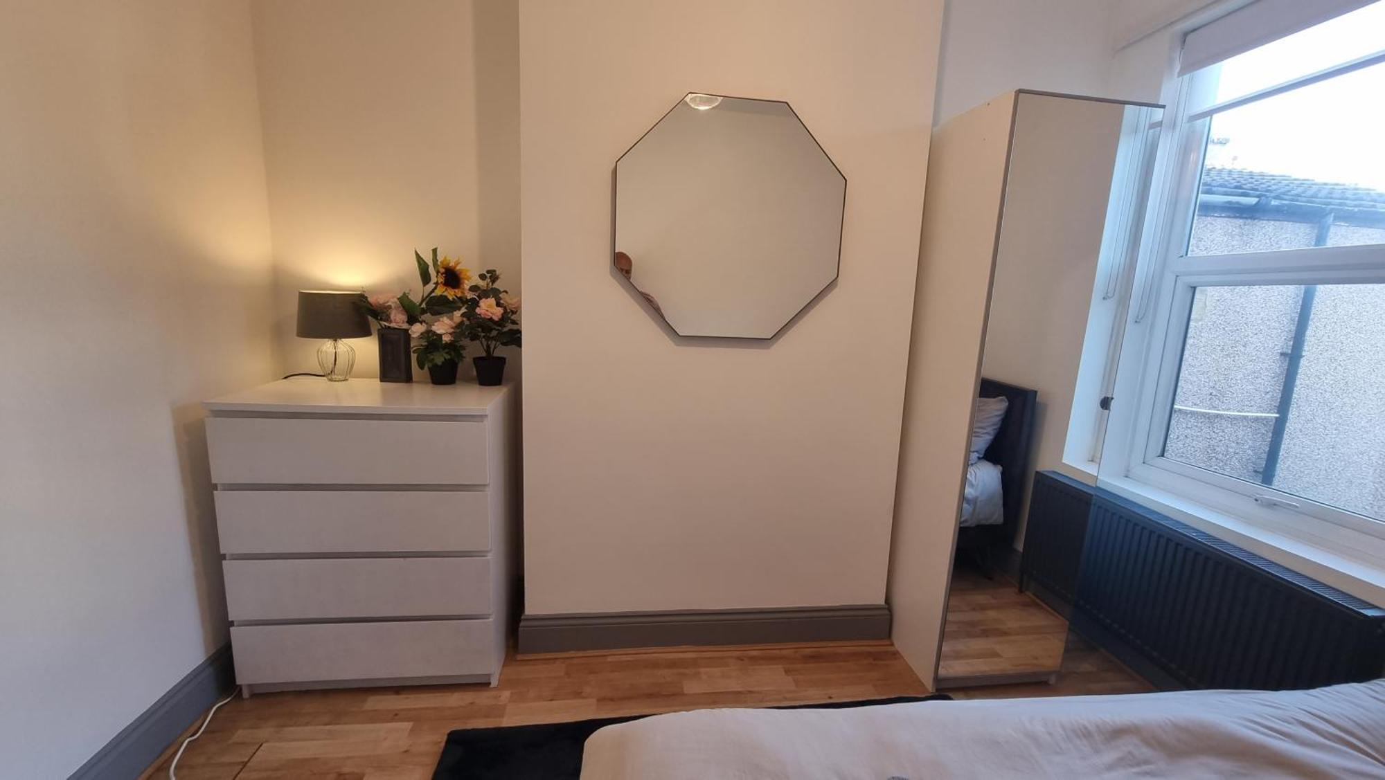 Lejlighed 3 Bed With Cinema, F1 Racing Sim, 1 Gb Internet, Bbq, Garden, 20 Mins London, Parking, Ev Port, Metro 5 Mins Walk *