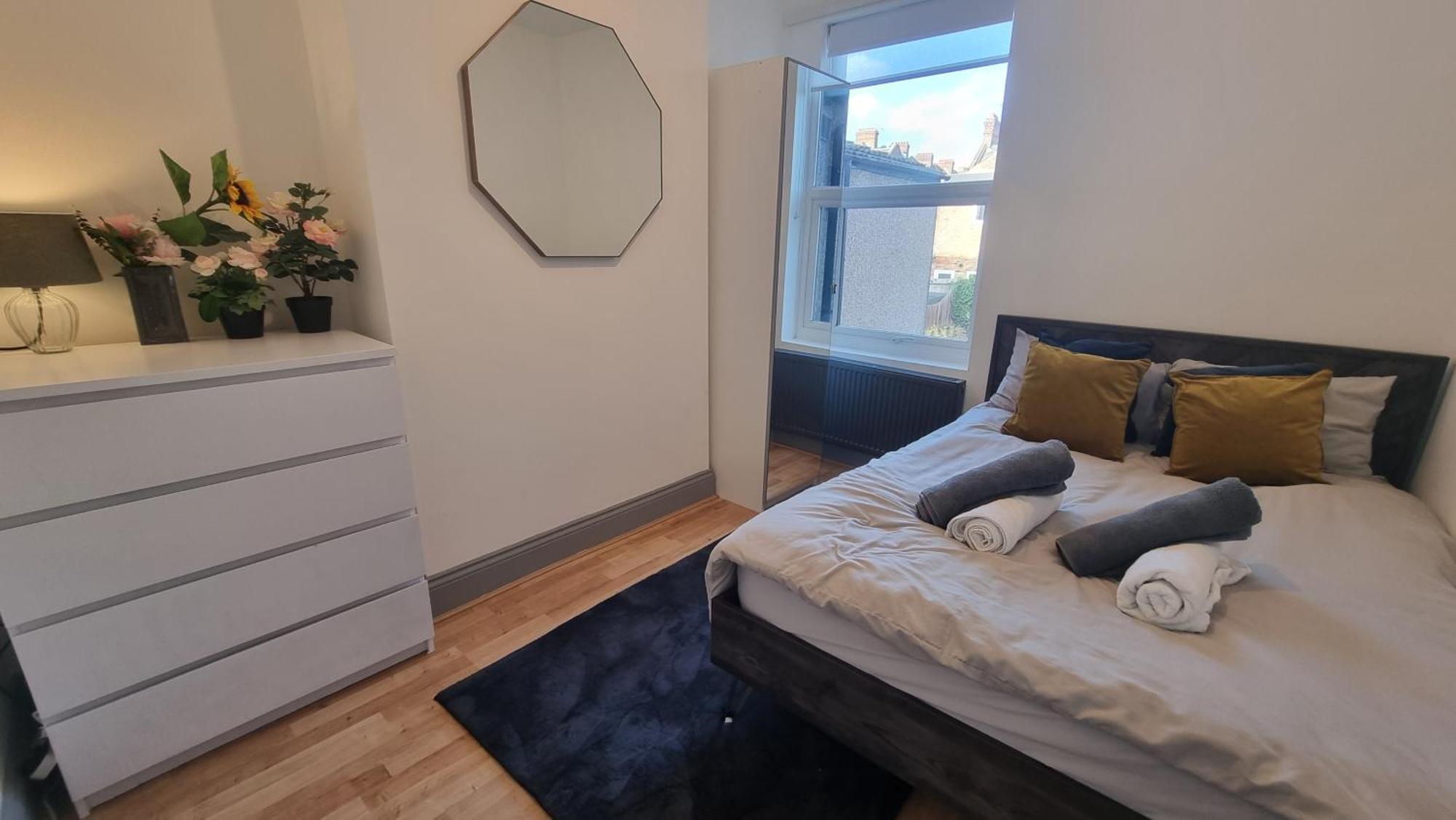 3 Bed With Cinema, F1 Racing Sim, 1 Gb Internet, Bbq, Garden, 20 Mins London, Parking, Ev Port, Metro 5 Mins Walk Lejlighed