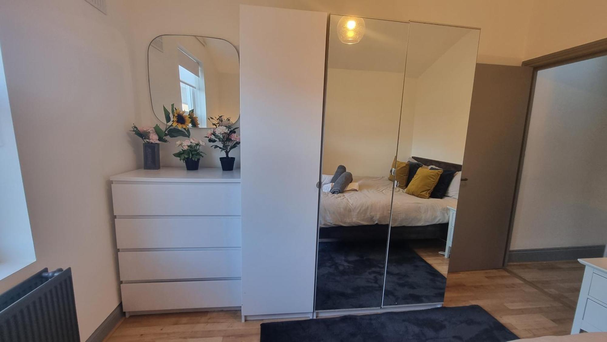 3 Bed With Cinema, F1 Racing Sim, 1 Gb Internet, Bbq, Garden, 20 Mins London, Parking, Ev Port, Metro 5 Mins Walk Lejlighed