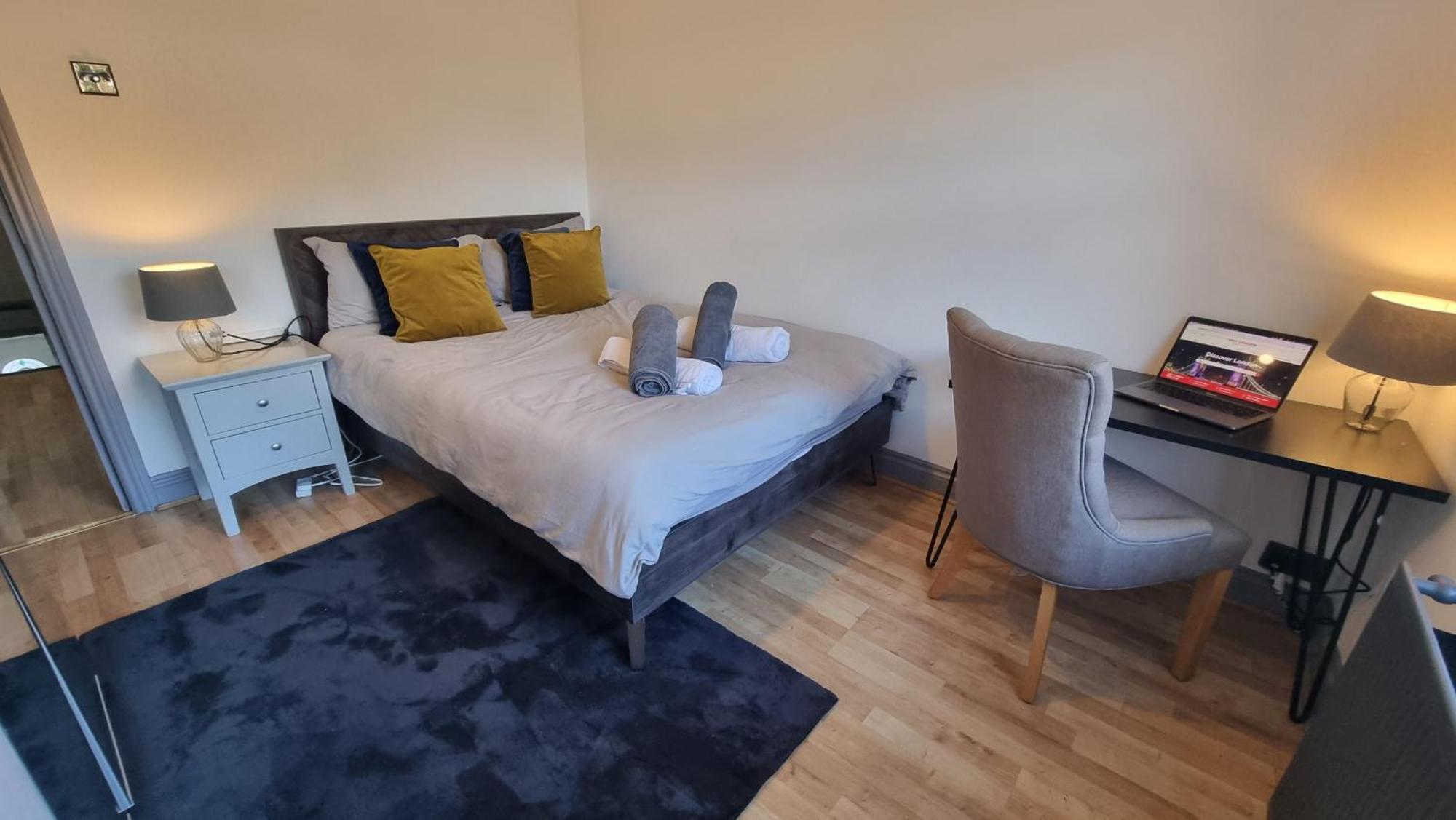 3 Bed With Cinema, F1 Racing Sim, 1 Gb Internet, Bbq, Garden, 20 Mins London, Parking, Ev Port, Metro 5 Mins Walk Lejlighed *