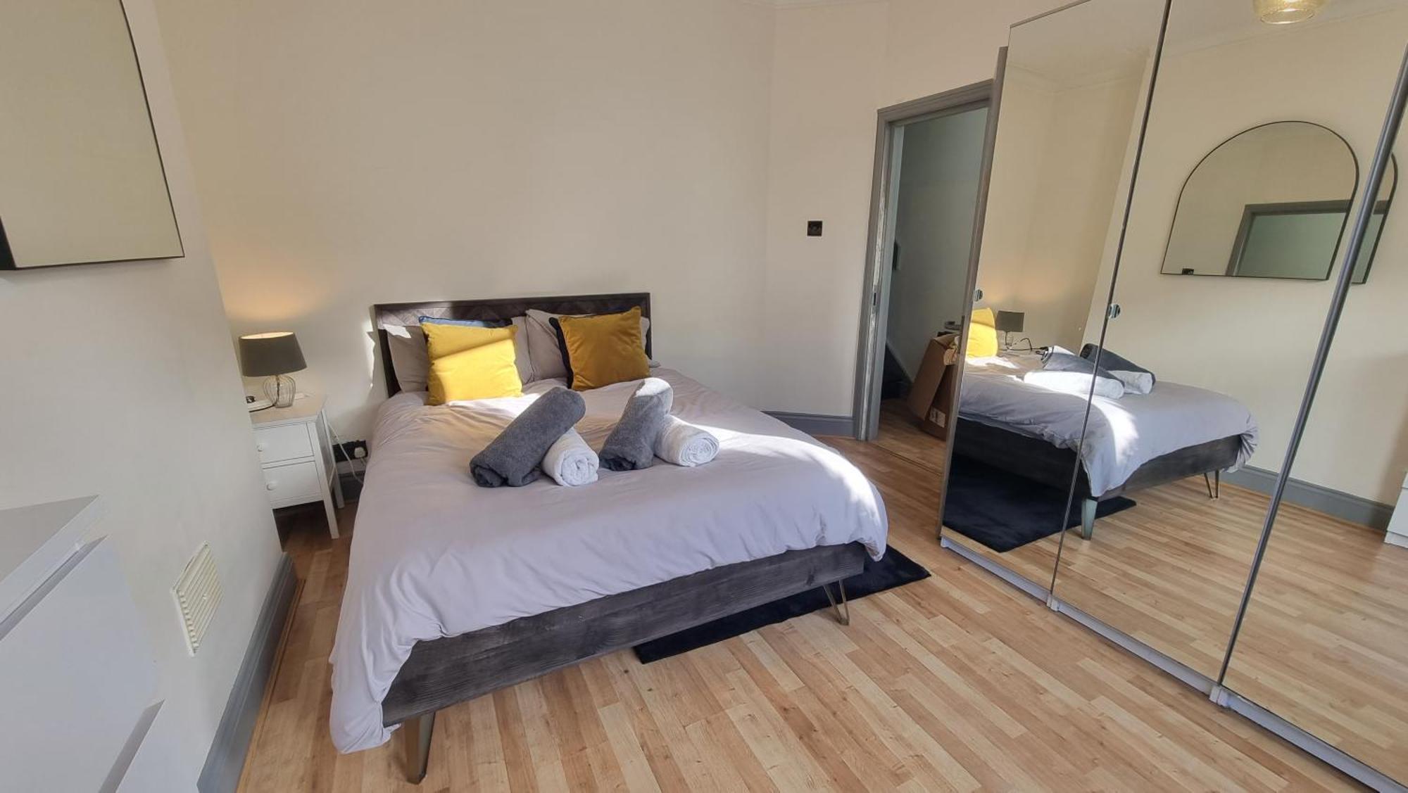 Holiday home 4 Bed With Cinema, F1 Racing Sim, 1 Gb Internet, Bbq, Garden, 20 Mins London, Parking, Ev Port, Metro 5 Mins Walk London