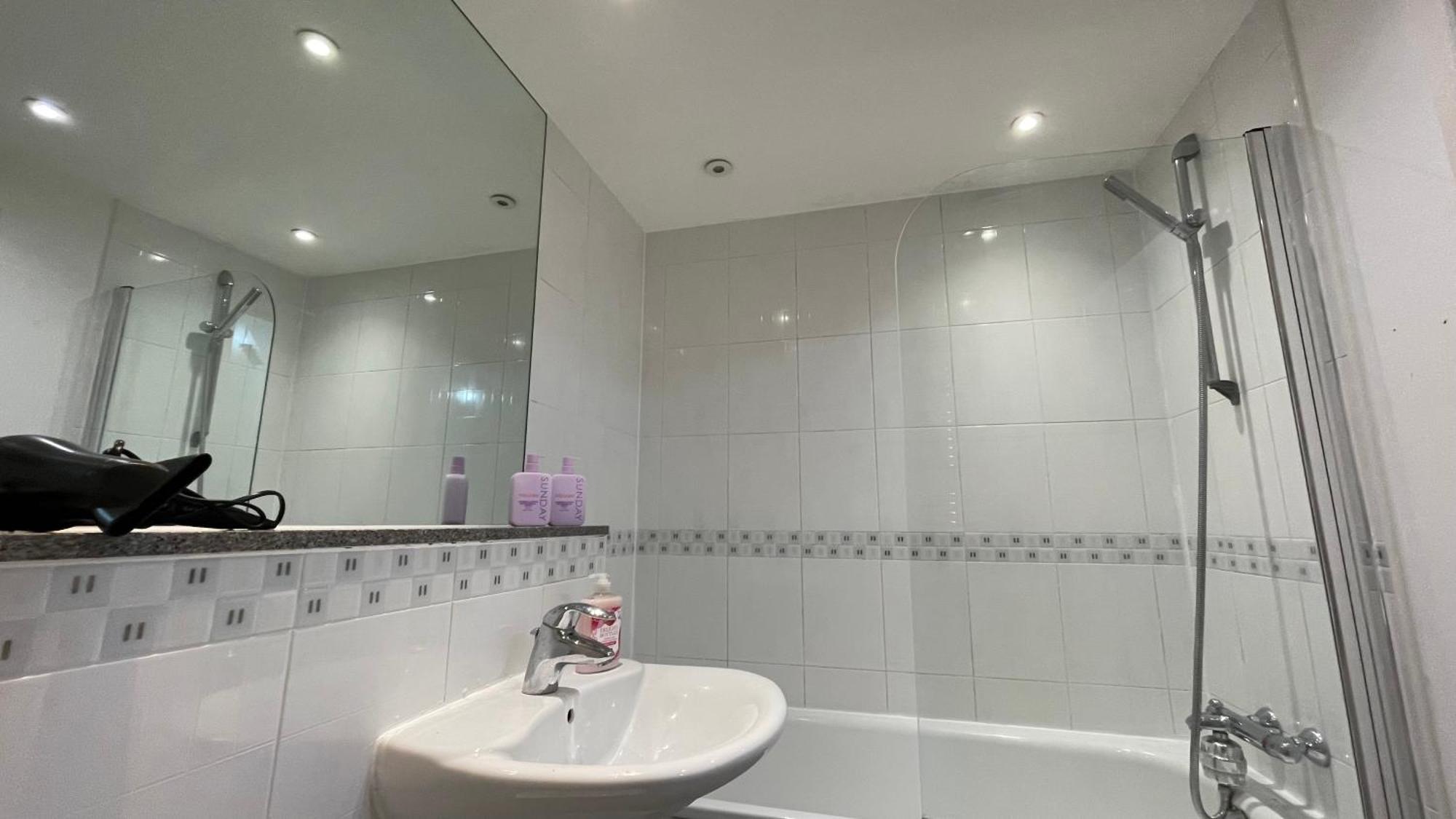 Stratford 2 Bedroom With 2 Bathrooms & Great Links * Londen