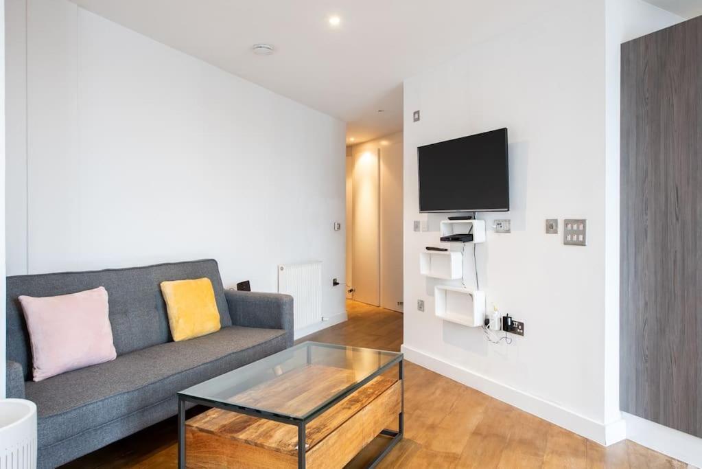 Trendy East Art73 Apartment London