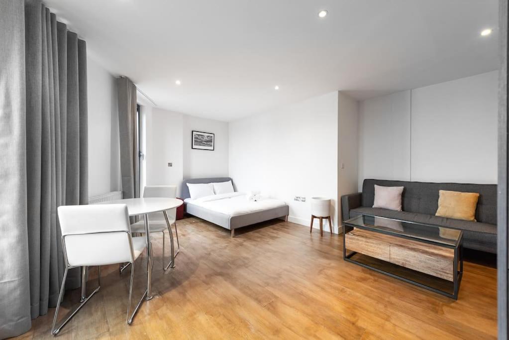 Trendy East Art73 Apartment London