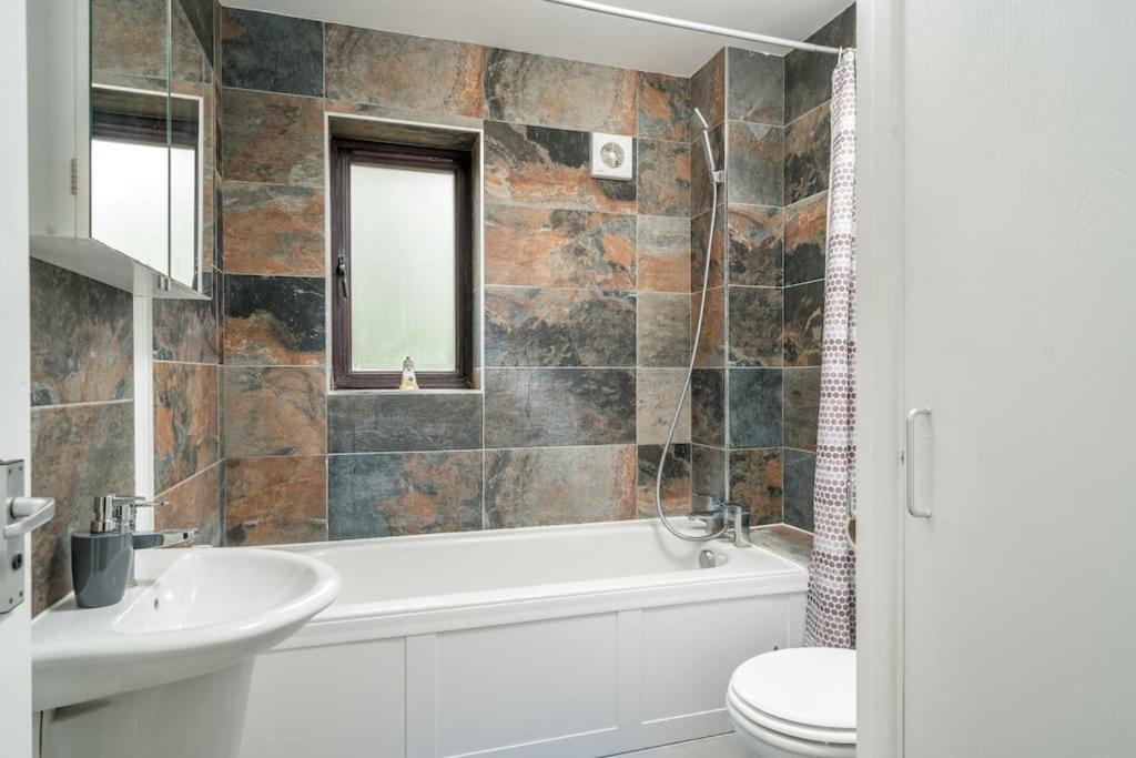 Gorgeous House, 5 Beds, Amazing Transport Links Leilighet *