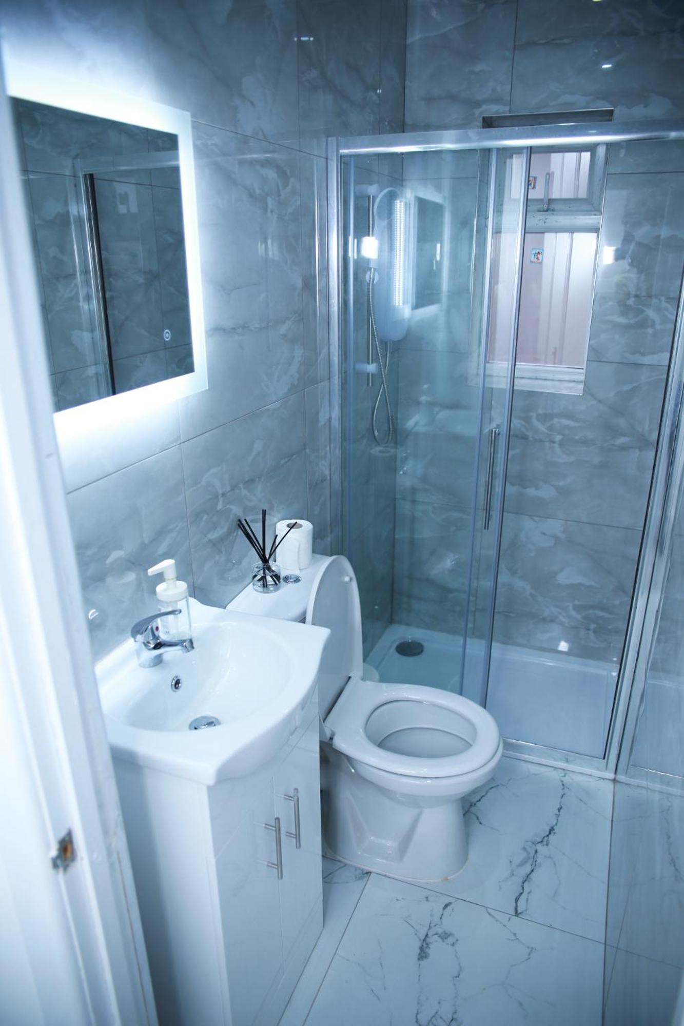 Harrow Luxury Flat With Free Parking. * Londra