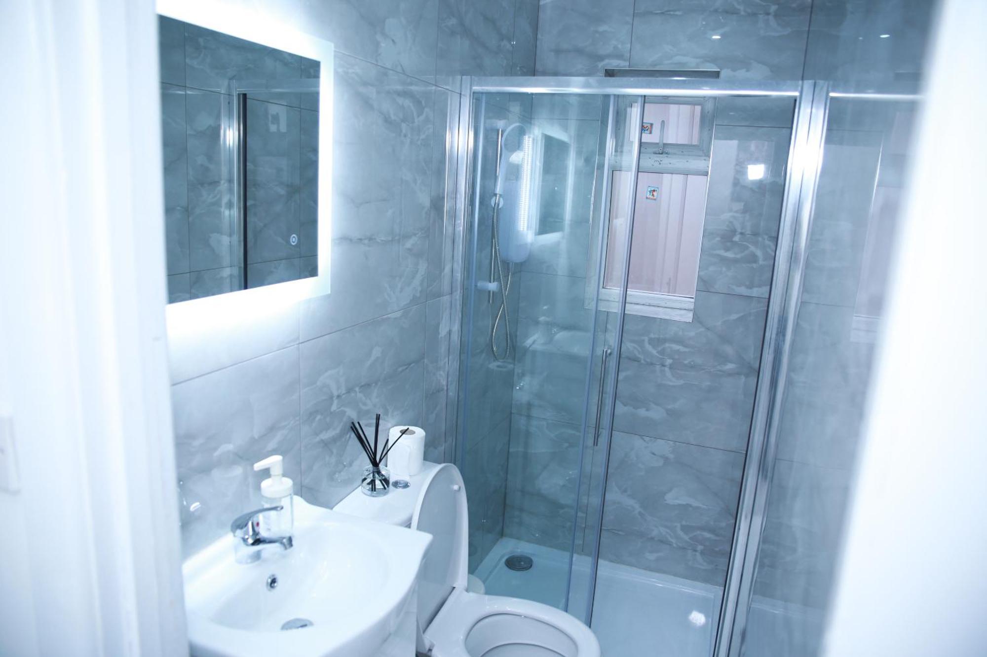Harrow Luxury Flat With Free Parking. Londra