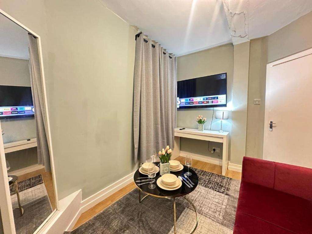 Comfortable Family Near Eye London