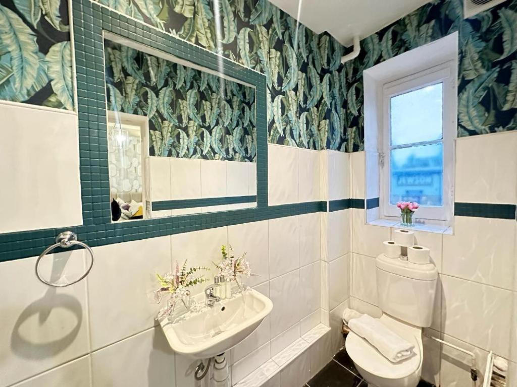 Comfortable Family Near Eye London