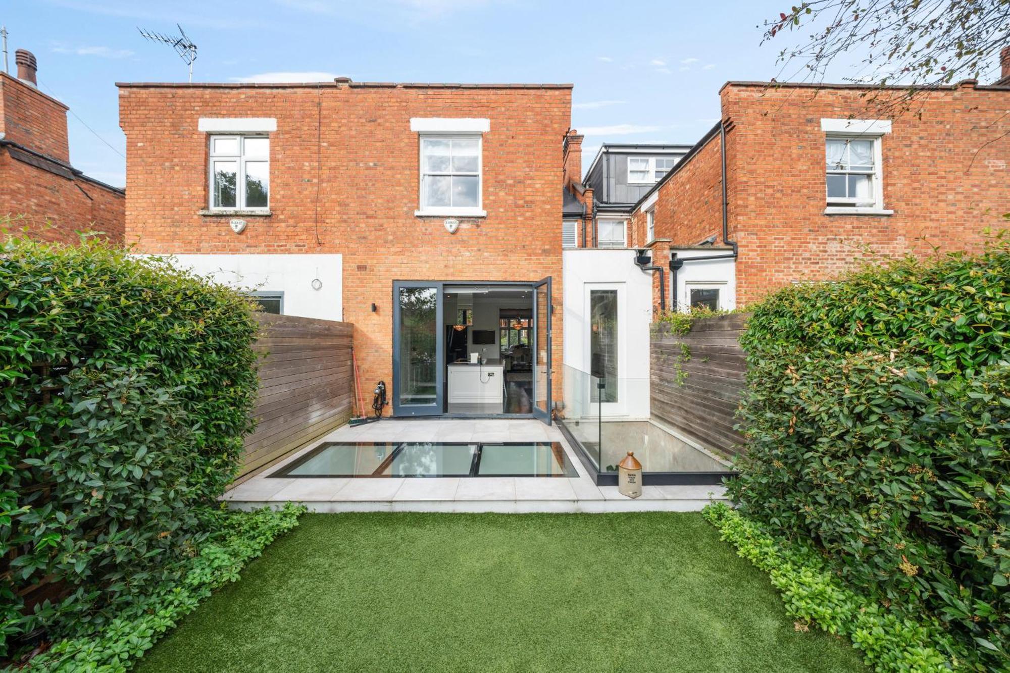 Lejlighed Elegant 4-br House With Garden *