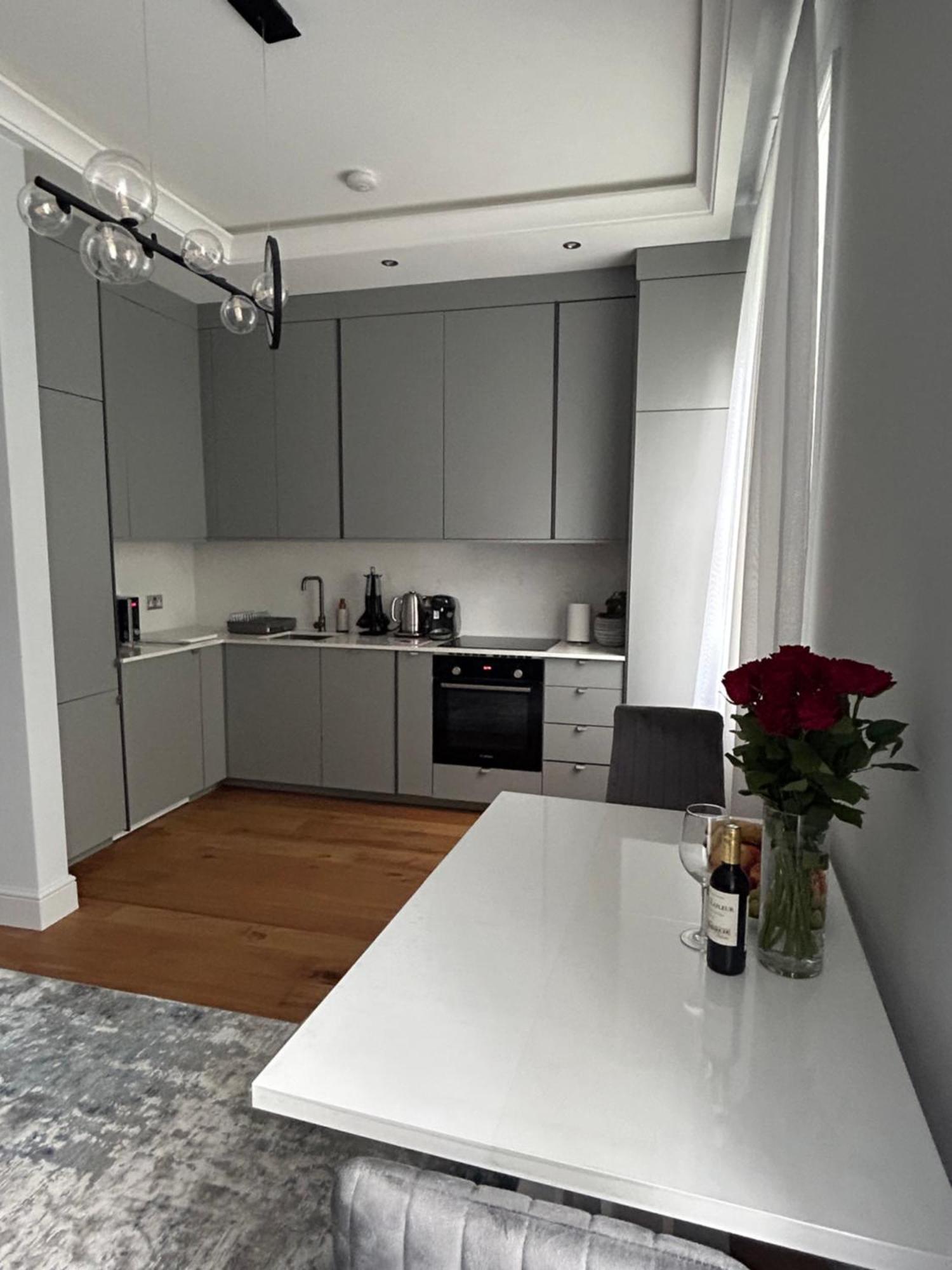 Stylish One Bed Flat In Paddington Pool And Gym Next Door Free Secure Underground Parking Nearby