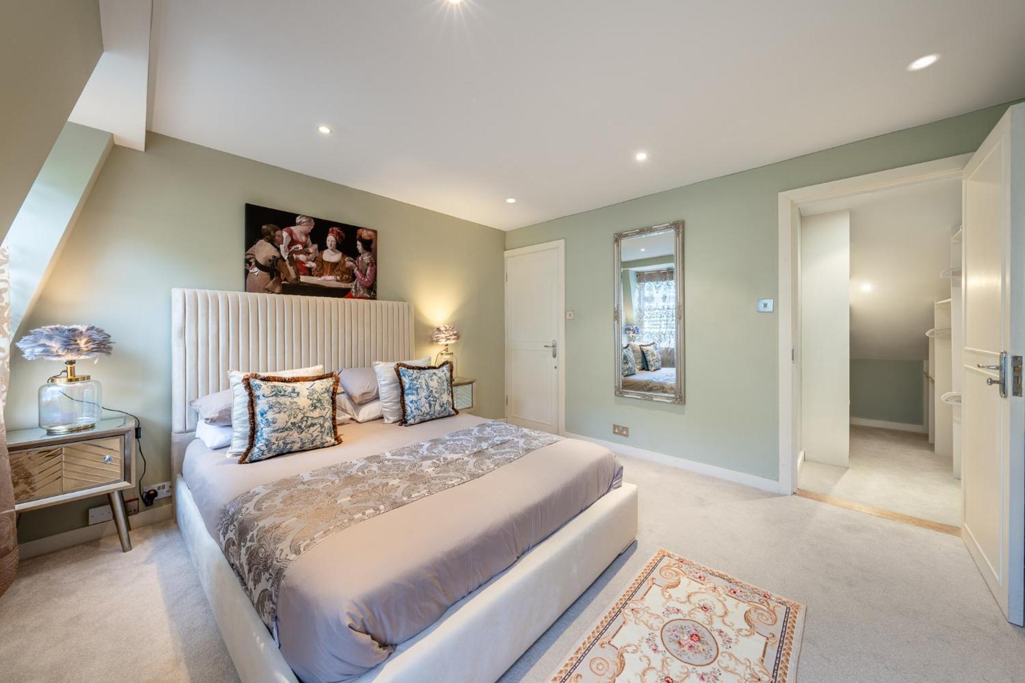 Huge 200sqm Luxury 3-bedroom Mews Leilighet London