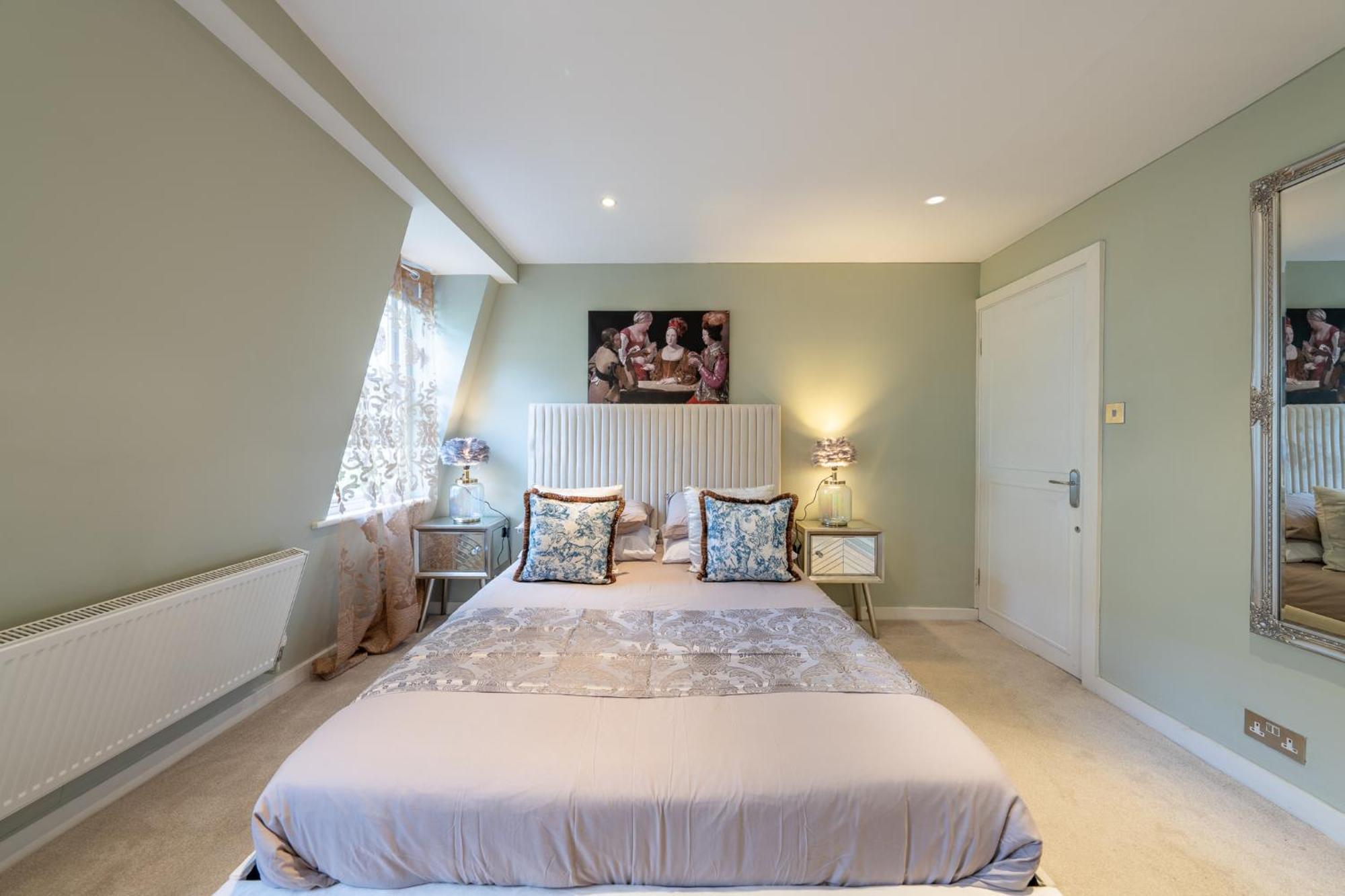 Huge 200sqm Luxury 3-bedroom Mews Leilighet *