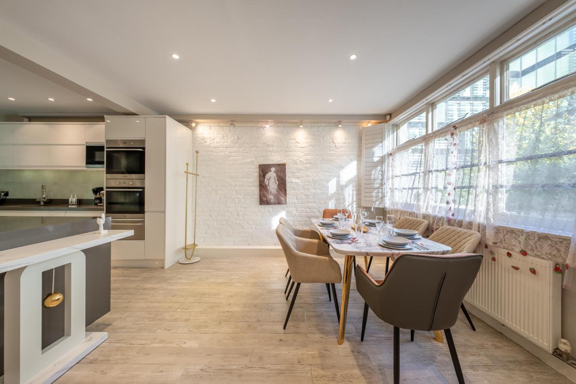 Huge 200sqm Luxury 3-bedroom Mews Leilighet London