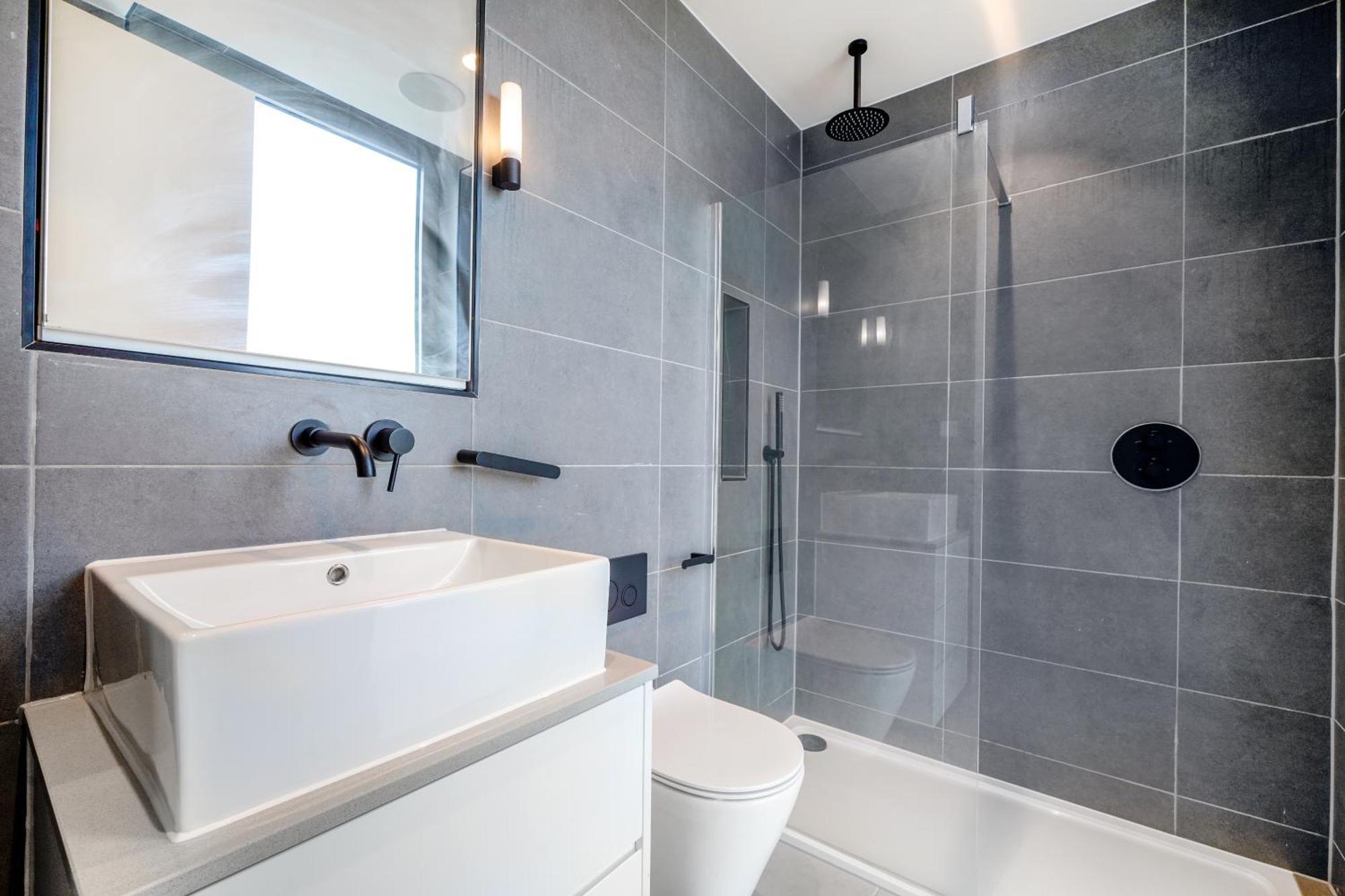 Warmly Relaxed Apart, 5beds, 5mins Walk To Tube Station, 10mins To Westend, Ctral Lägenhet