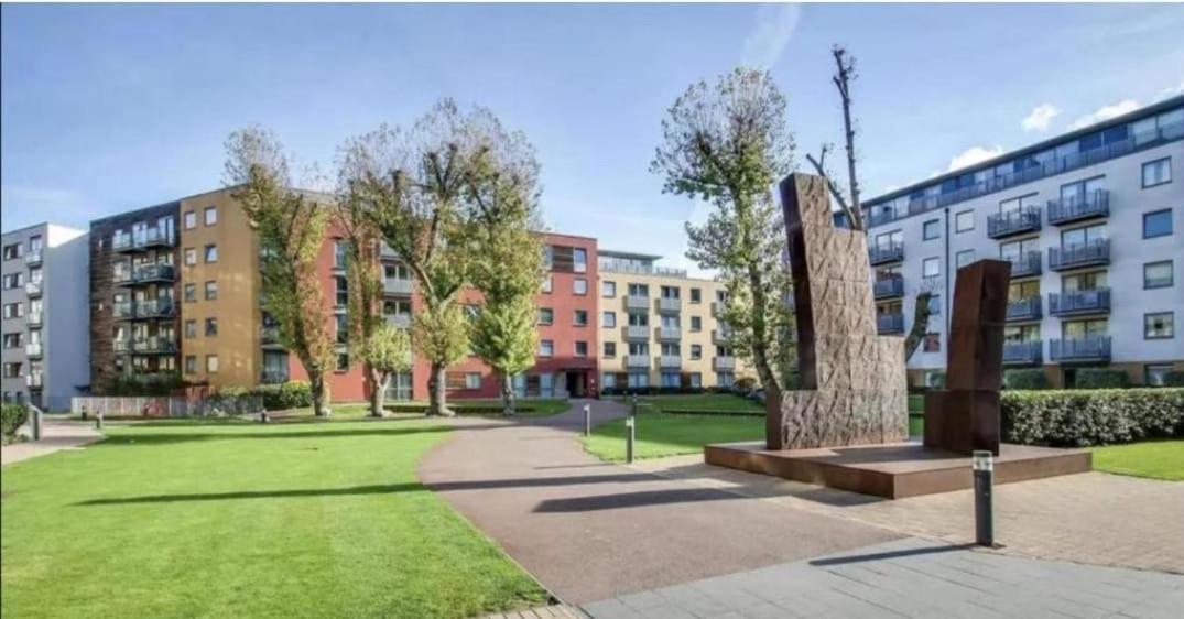 !! Londons Gem ! With Concierge Free Parking ! Gym N Heated Pool ! Restaurants ! Shops ! Great Value ! Weekend Deals Inclusive !! Appartement Londres