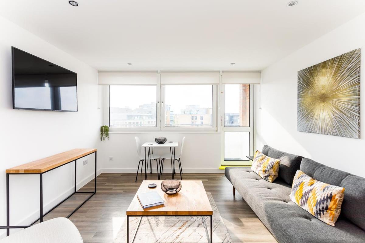 Bright Bridge Apartment
