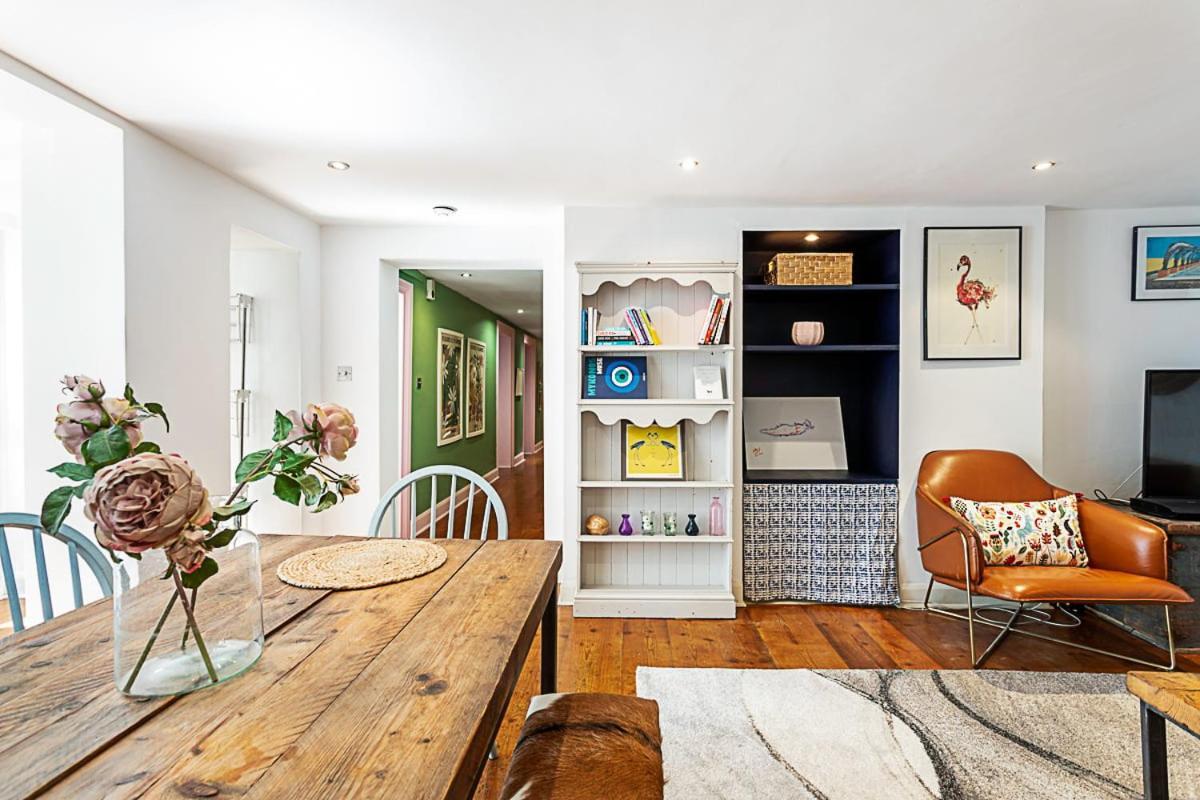 Style Three Bedroom House * Londen