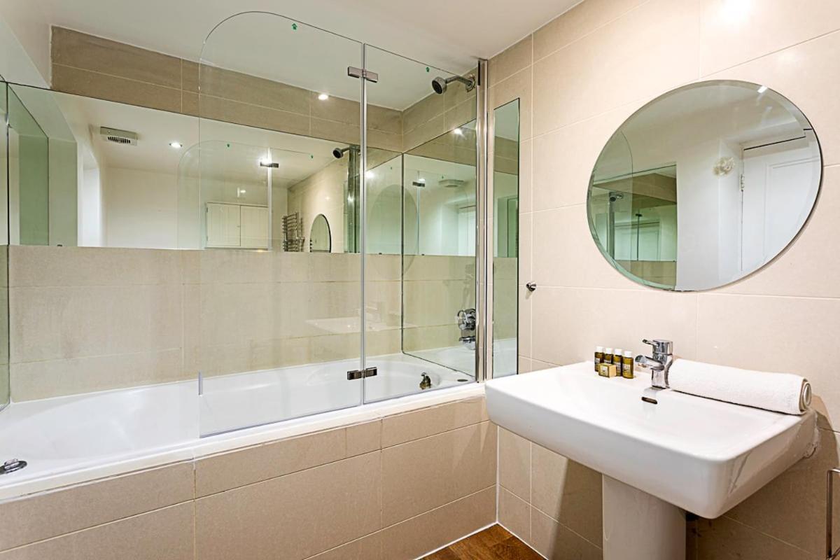 Style Three Bedroom House * Londen