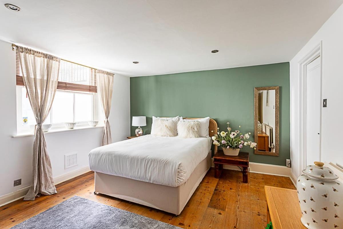 Style Three Bedroom House Appartement