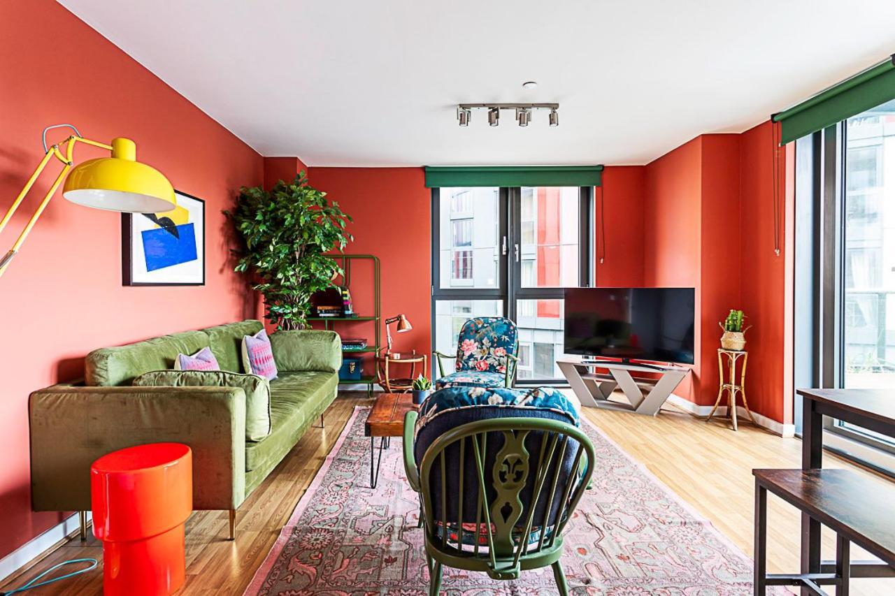 Vibrant And Modern With Canal Views Appartement Londen