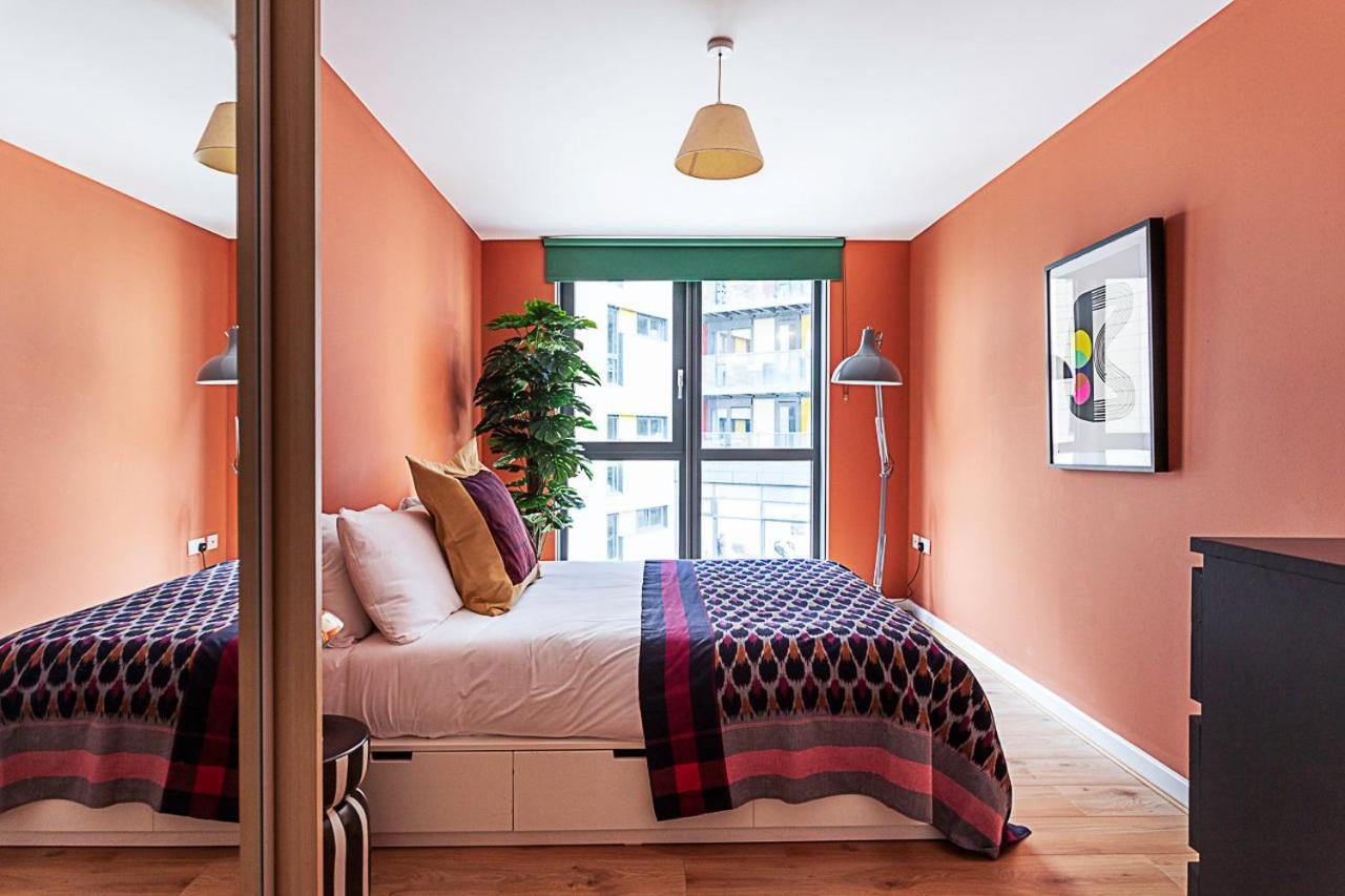 Vibrant And Modern With Canal Views Londen