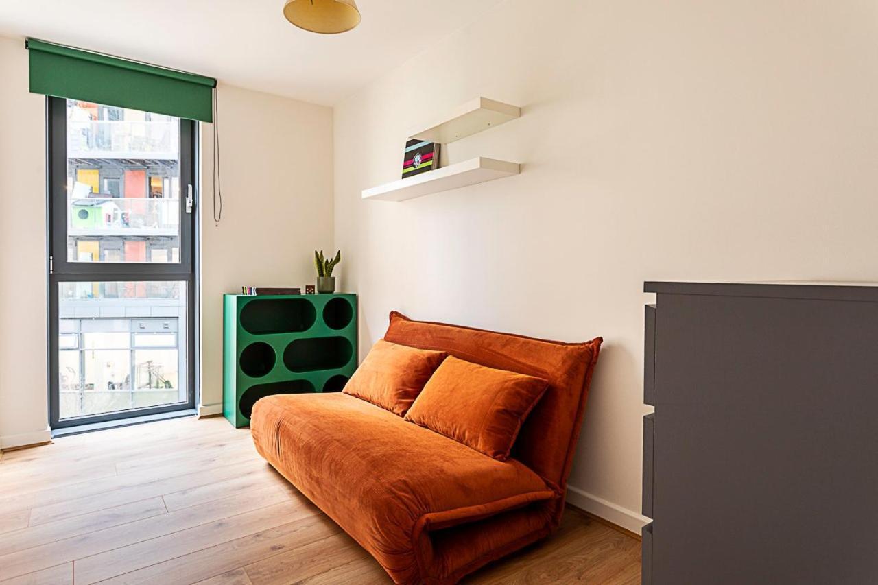 Vibrant And Modern With Canal Views Londen