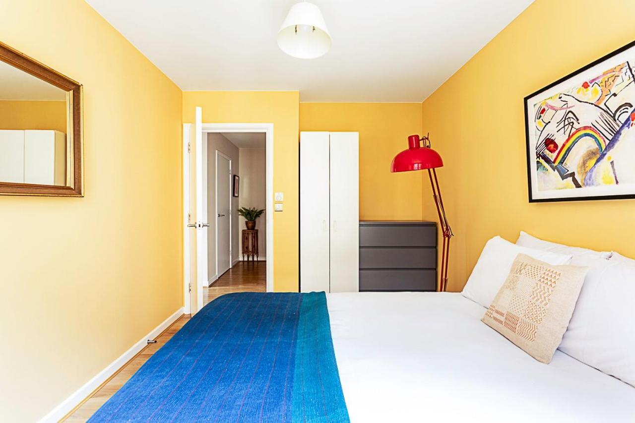 Vibrant And Modern With Canal Views Appartement Londen