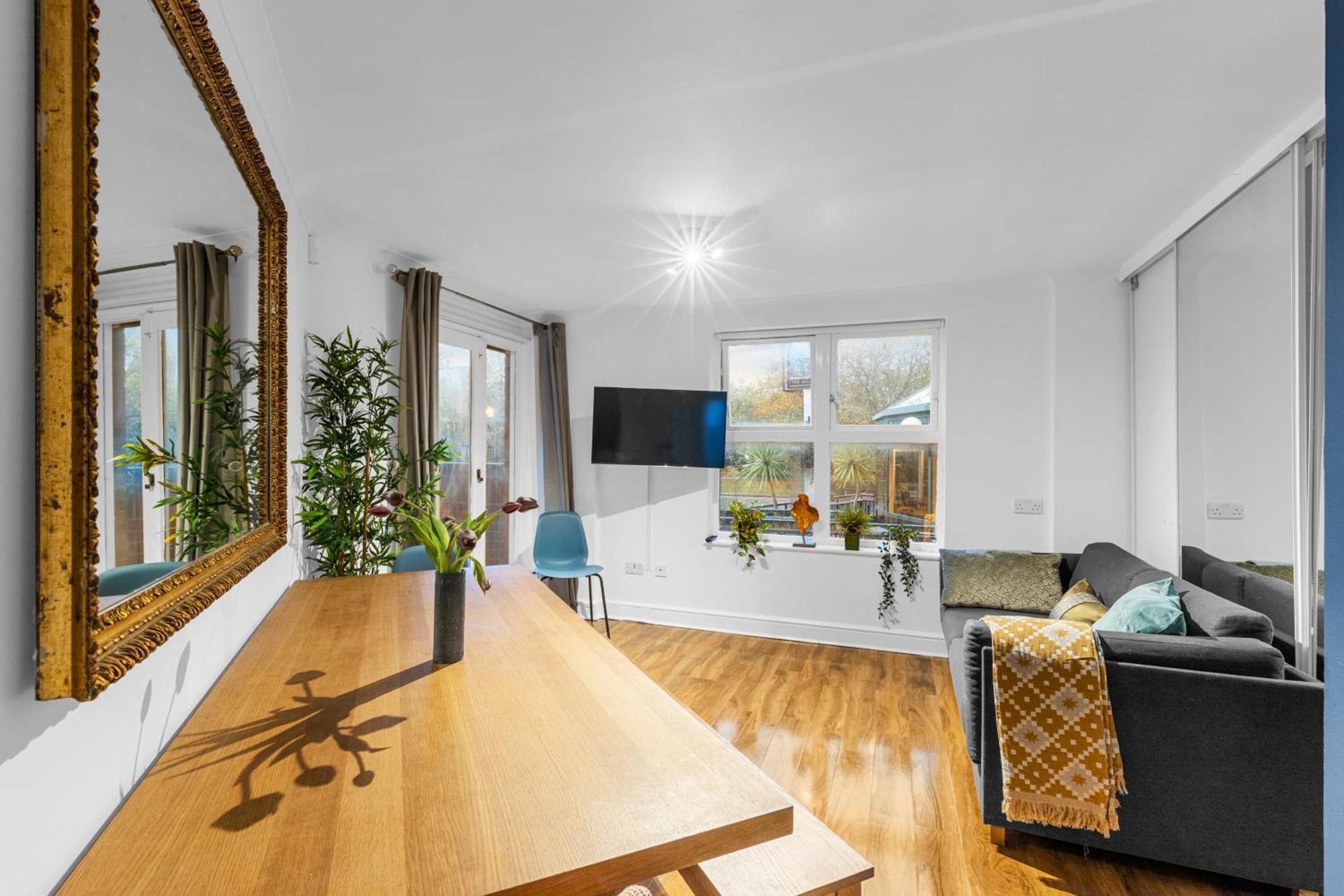 Stylish 3-bed Smart Tv & Views 5min To Tube Lejlighed *