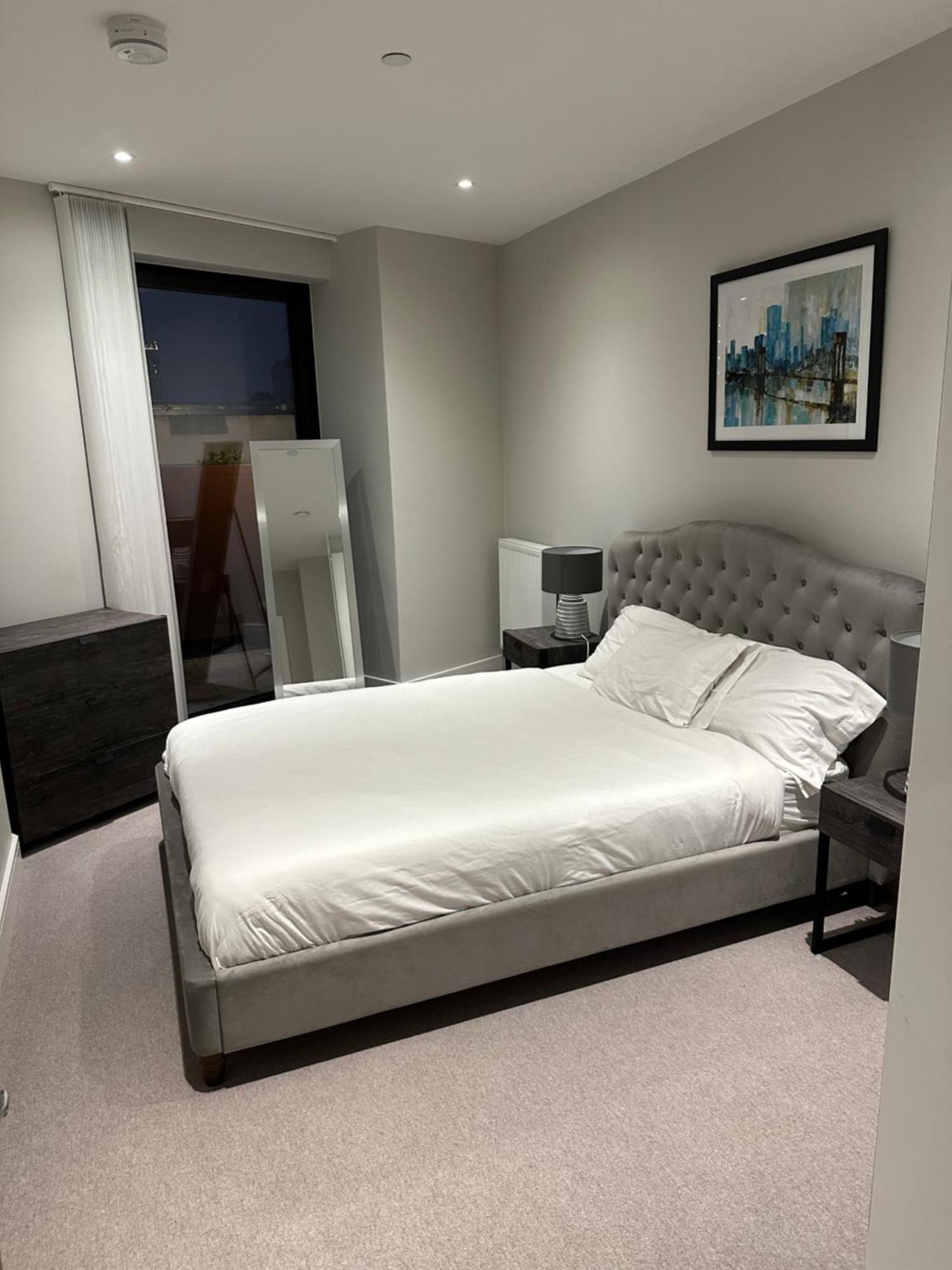 Stunning 1 Bedroom Apartment *
