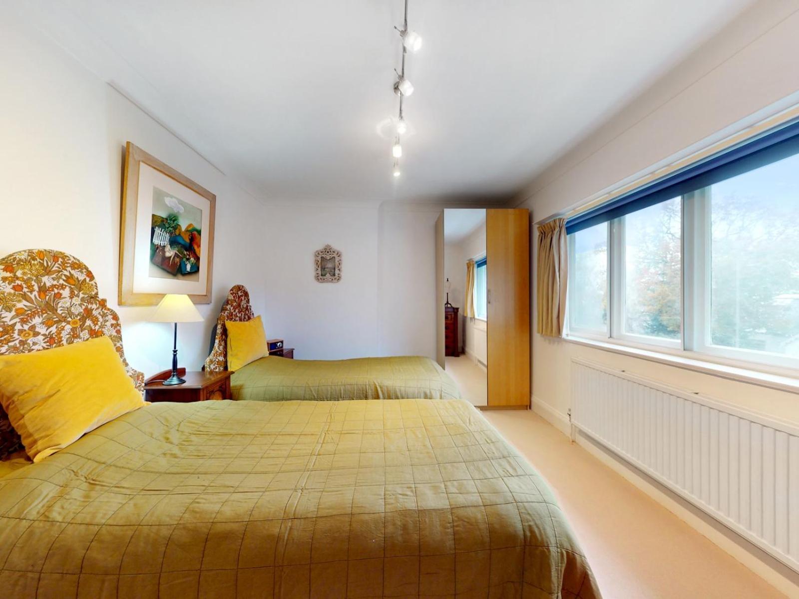Pass The Keys Charming House In Golders Holiday home London