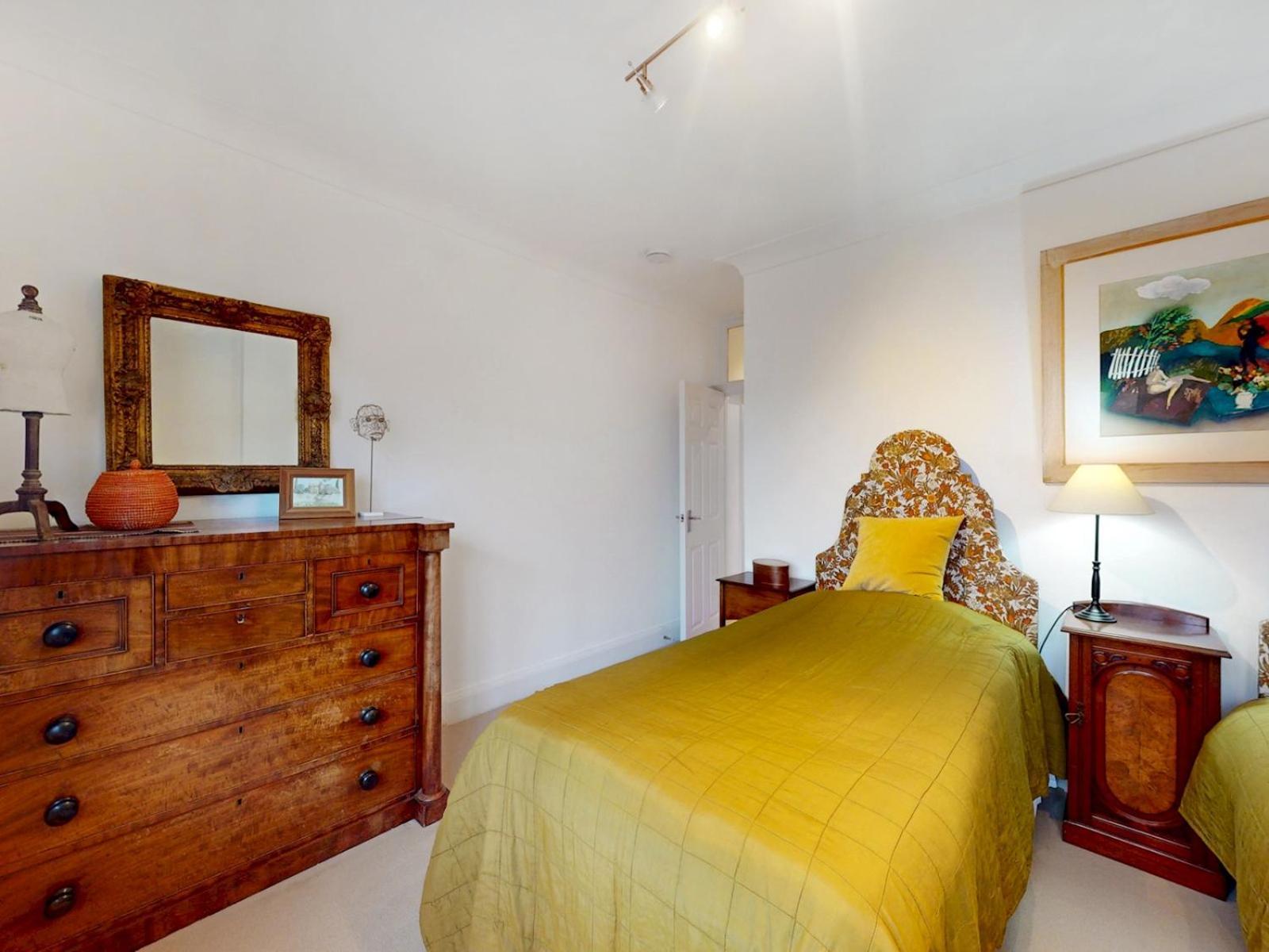 Holiday home Pass The Keys Charming House In Golders London