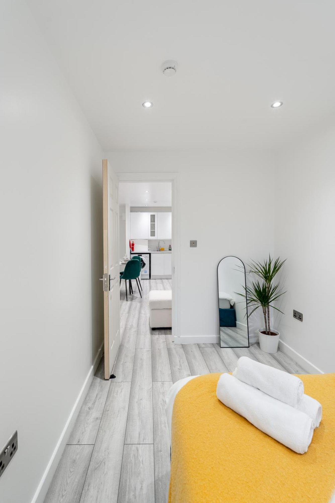 Beautiful Flat Near - Entire Flat - Equipped Kitchen - Private Bathroom Lägenhet London