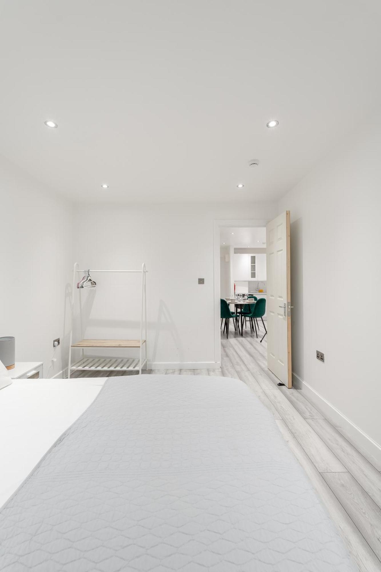Beautiful Flat Near - Entire Flat - Equipped Kitchen - Private Bathroom Lägenhet *