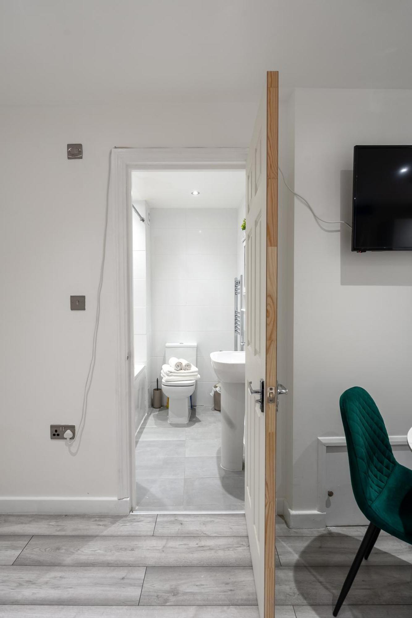 Beautiful Flat Near - Entire Flat - Equipped Kitchen - Private Bathroom Lägenhet London