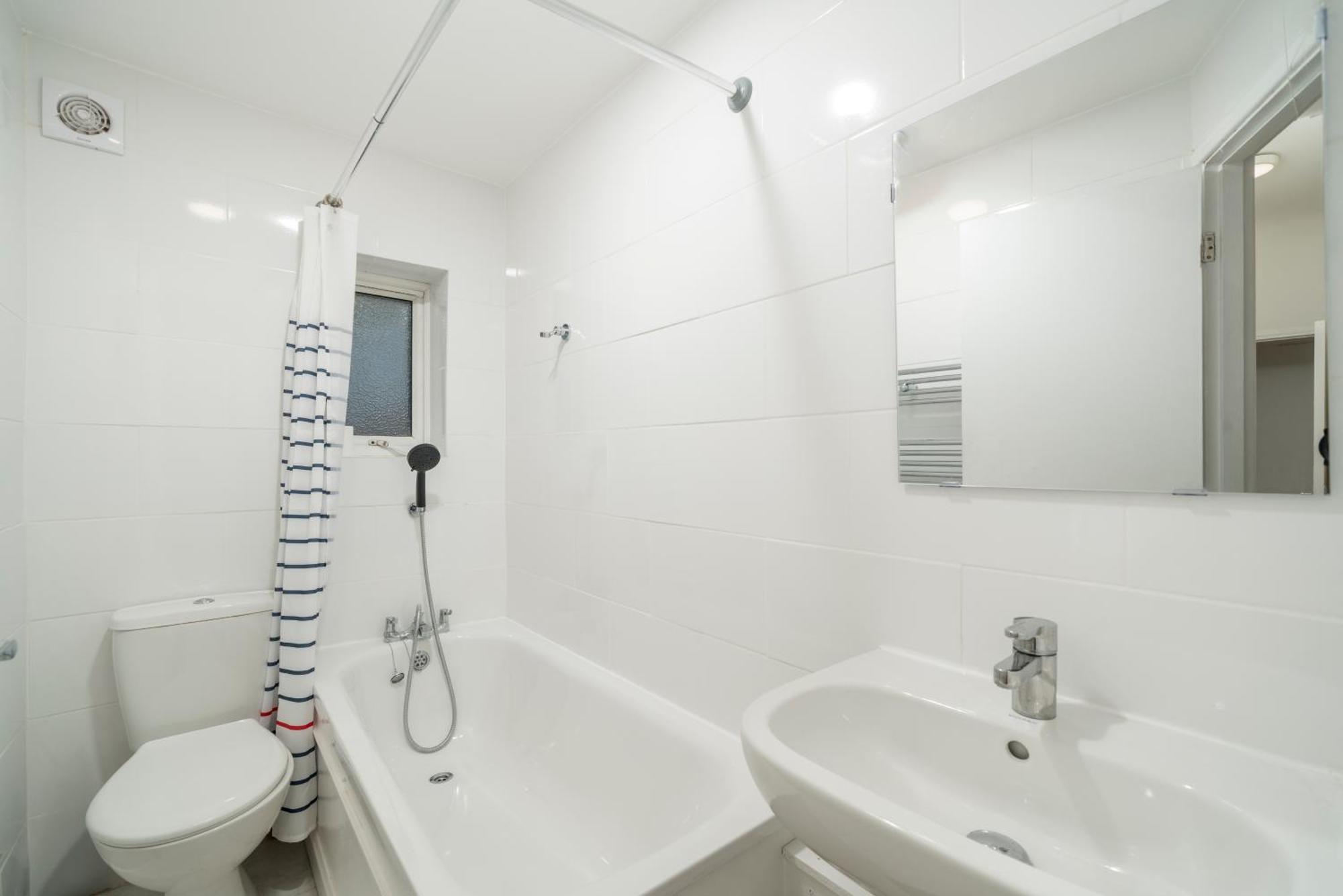 Cozy & Comfy Woodgreen Station Sleeps 6 Lejlighed London
