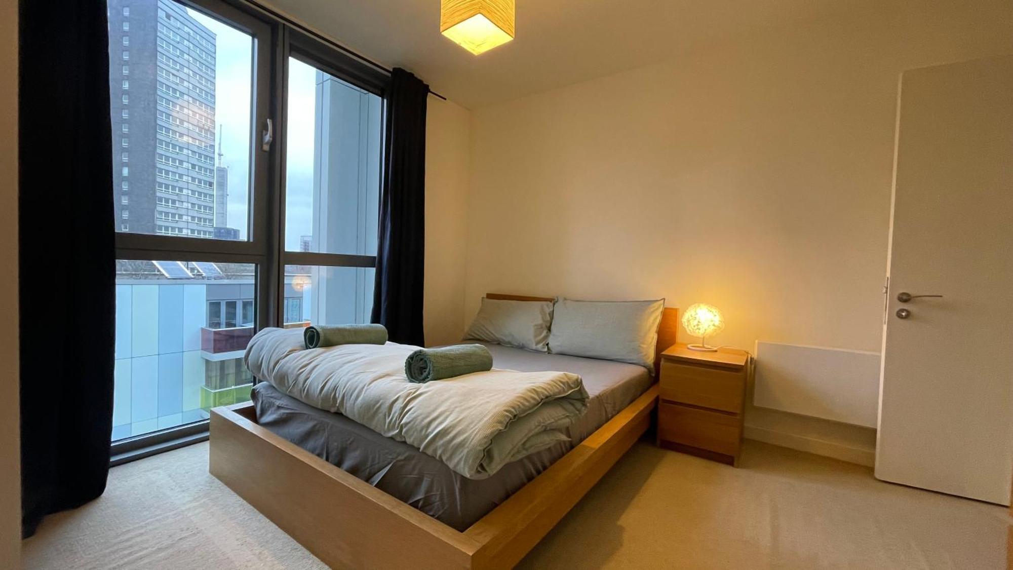 Stratford 2 Bedroom With 2 Bathrooms & Great Links Appartement Londen