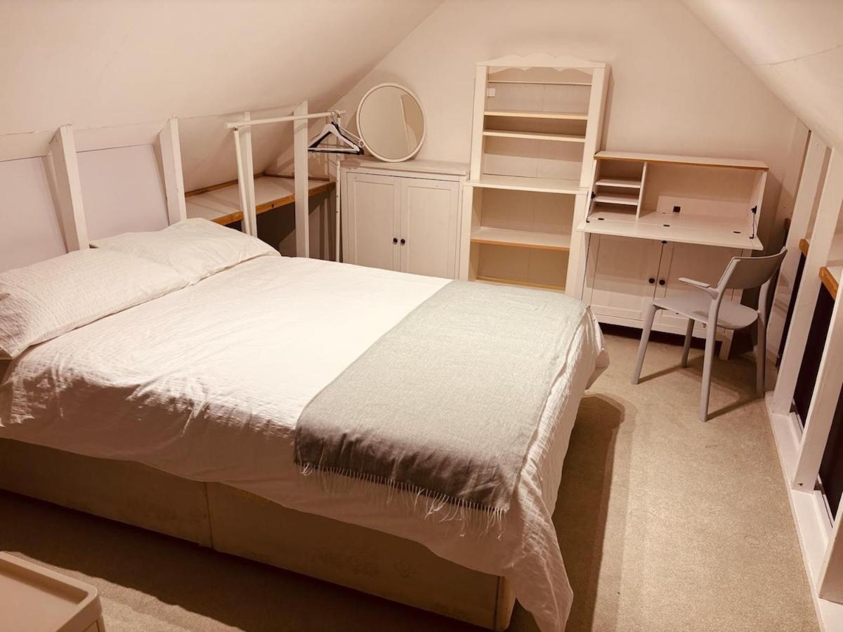 2 Bed Overlooking The Marina, Tower Bridge! Holiday home London