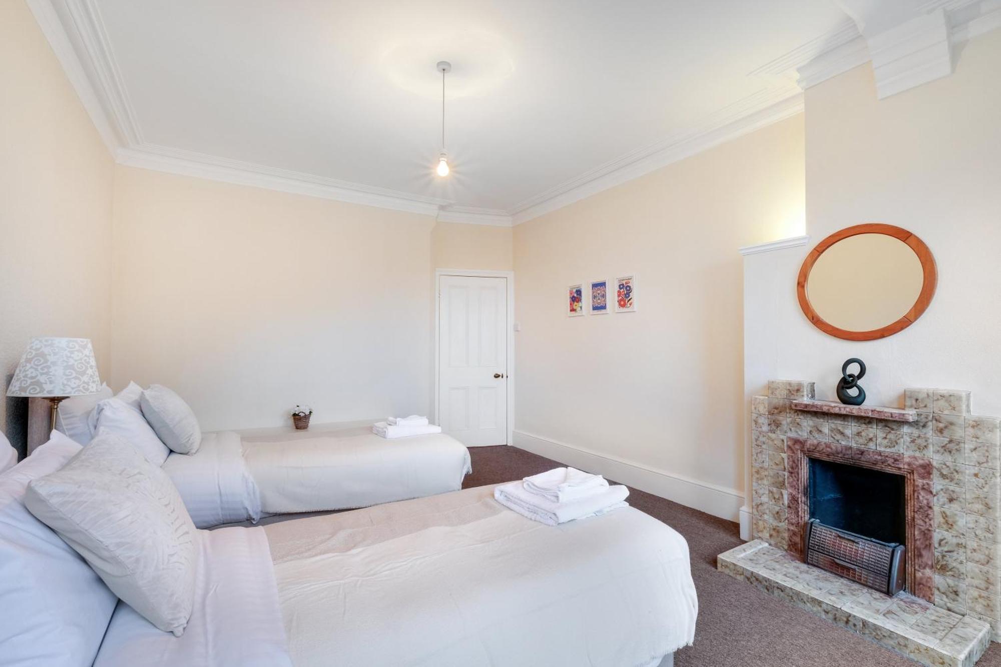 3 Bedroom And 1 Bathroom In Mountfield With Parking Appartement Londen