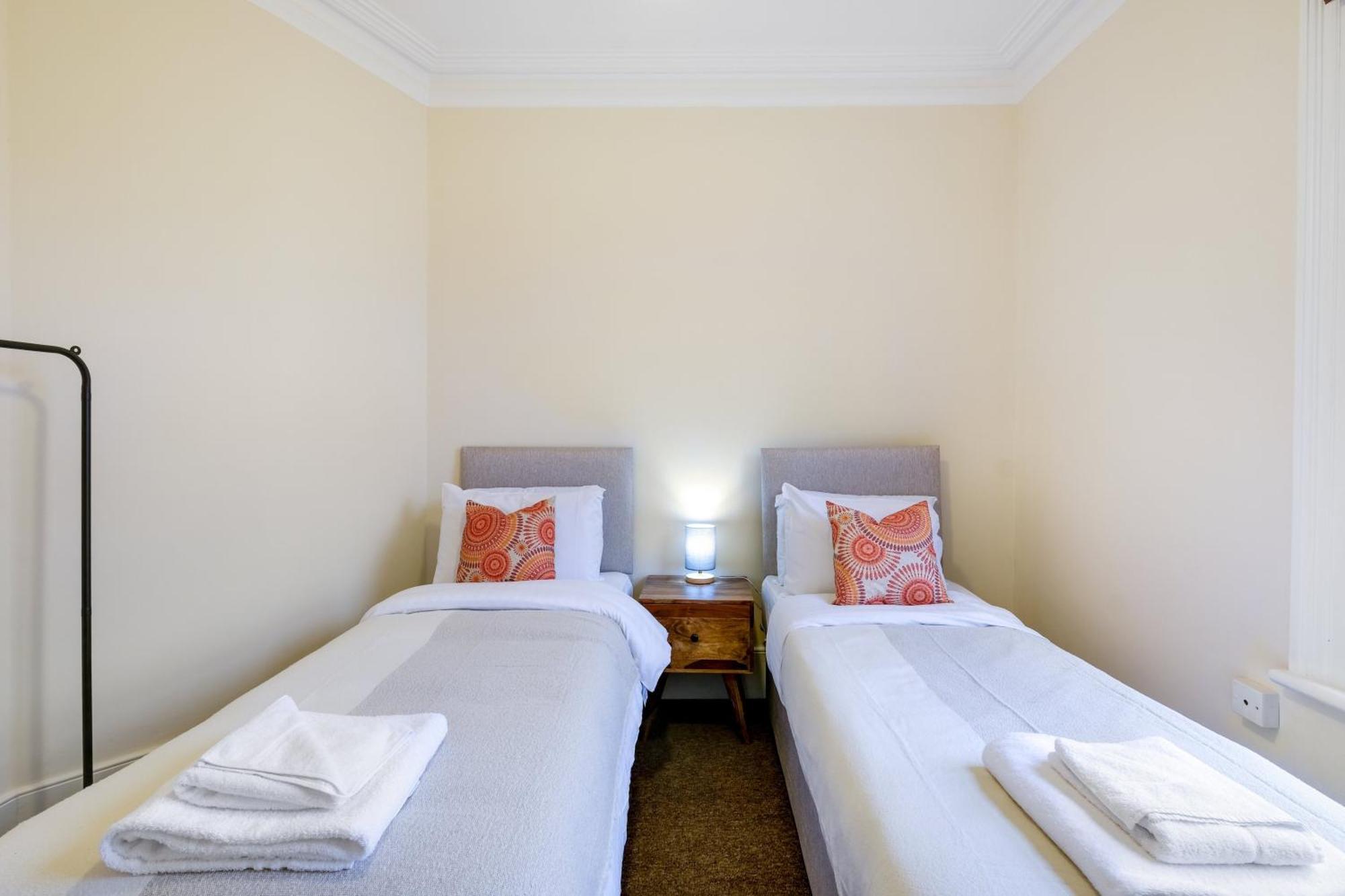 3 Bedroom And 1 Bathroom In Mountfield With Parking Appartement