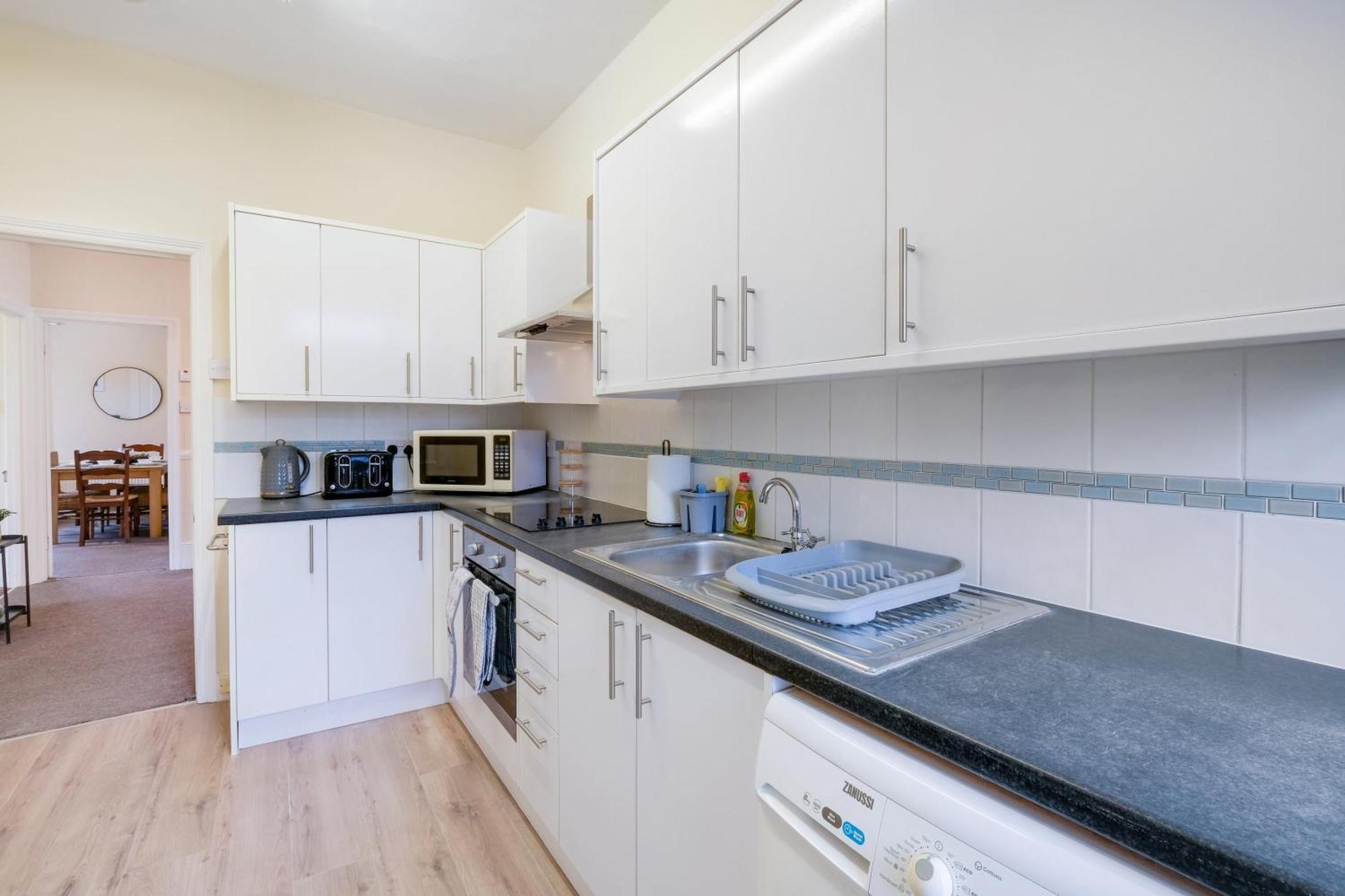 3 Bedroom And 1 Bathroom In Mountfield With Parking * Londen