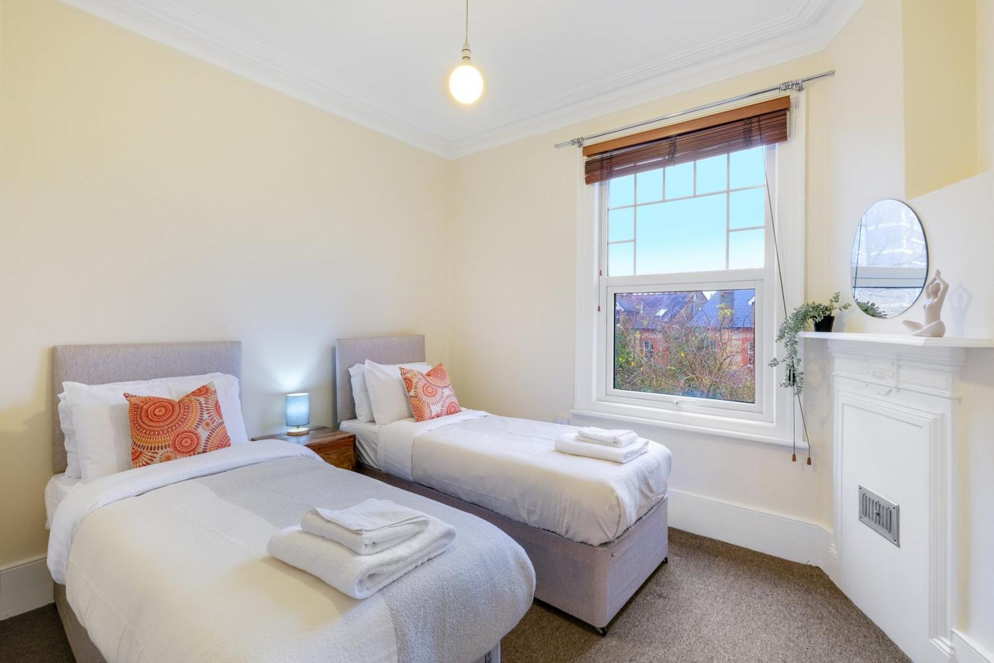 Appartement 3 Bedroom And 1 Bathroom In Mountfield With Parking *
